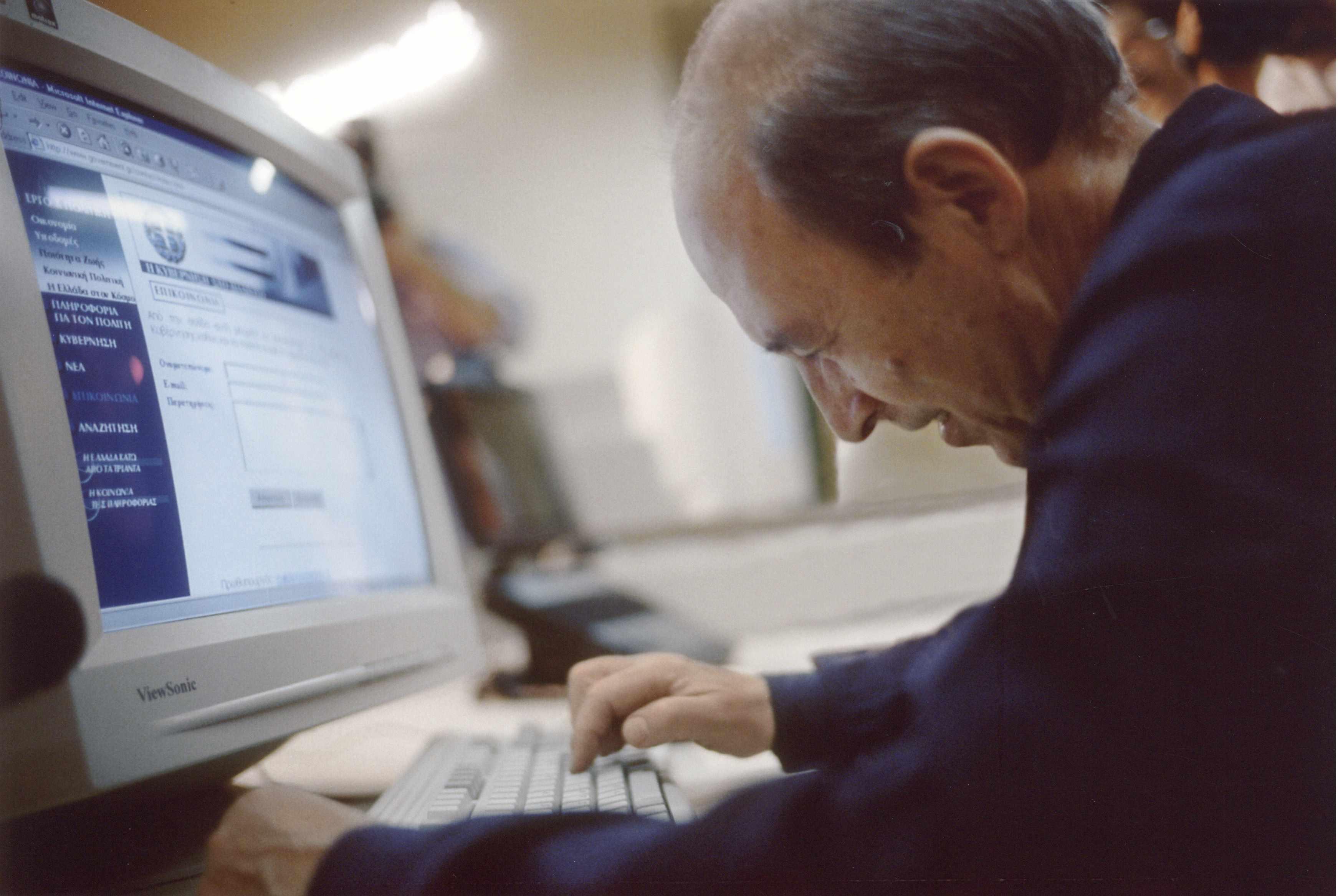 Κώστας Σημίτης 1936 – 2025: Η διαδρομή, η δράση και η ζωή του σε σπάνιες εικόνες