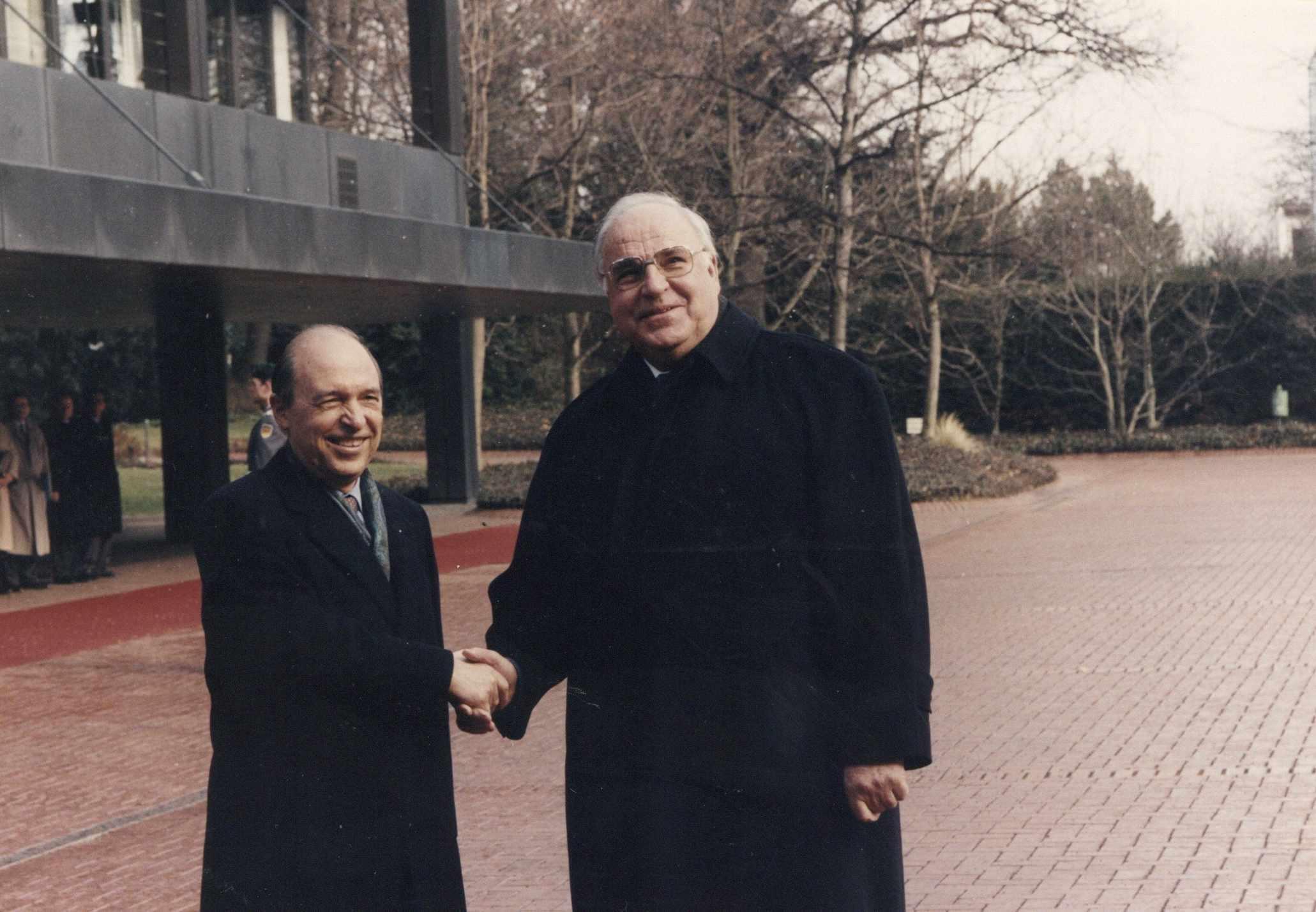 Κώστας Σημίτης 1936 – 2025: Η διαδρομή, η δράση και η ζωή του σε σπάνιες εικόνες