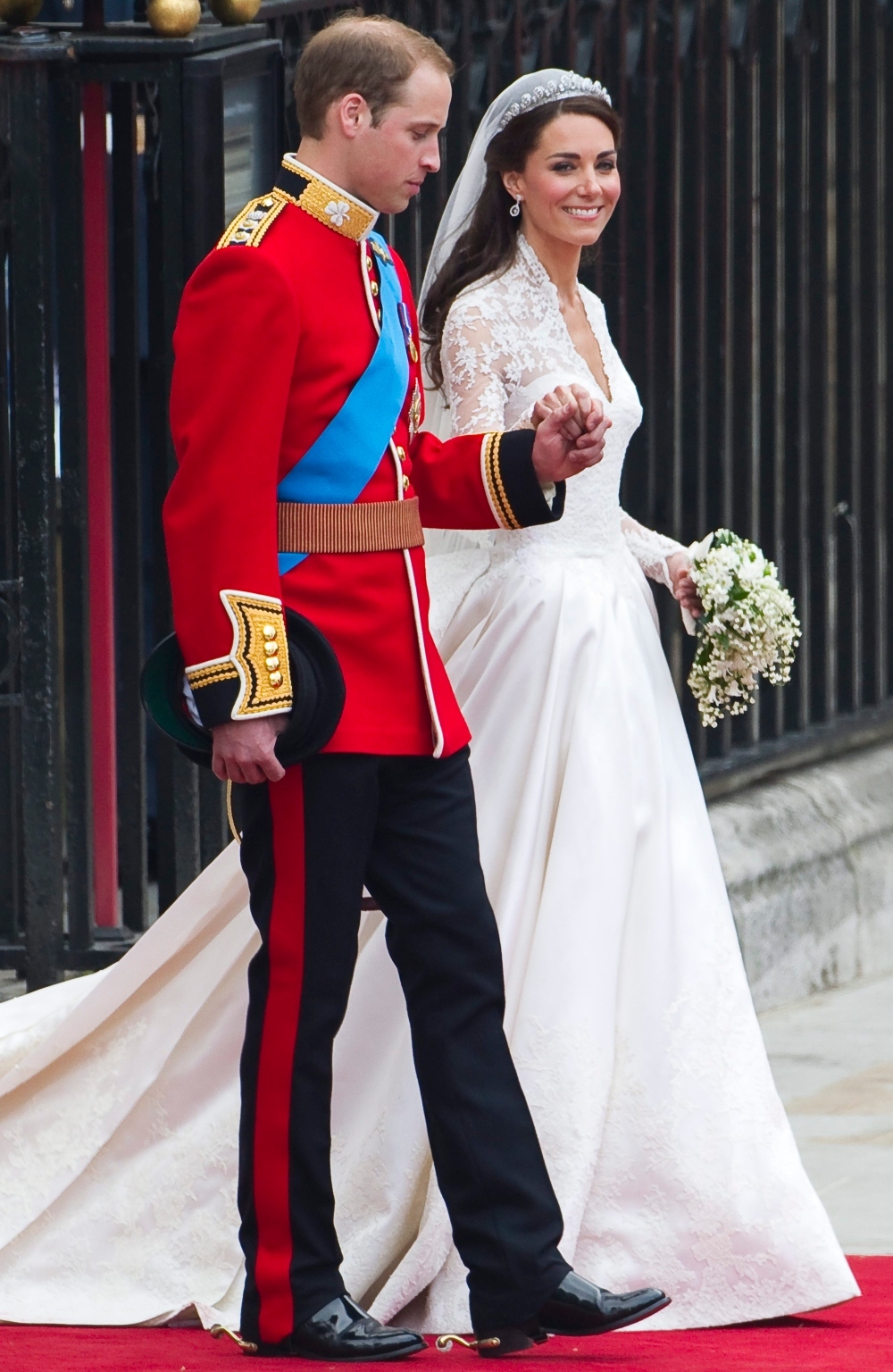 Στο Αβαείο του Ουέστμινστερ στο Λονδίνο, στη Βρετανία, στις 29 Απριλίου 2011, μετά τη γαμήλια τελετή τους.  EPA/IAN LANGSDON