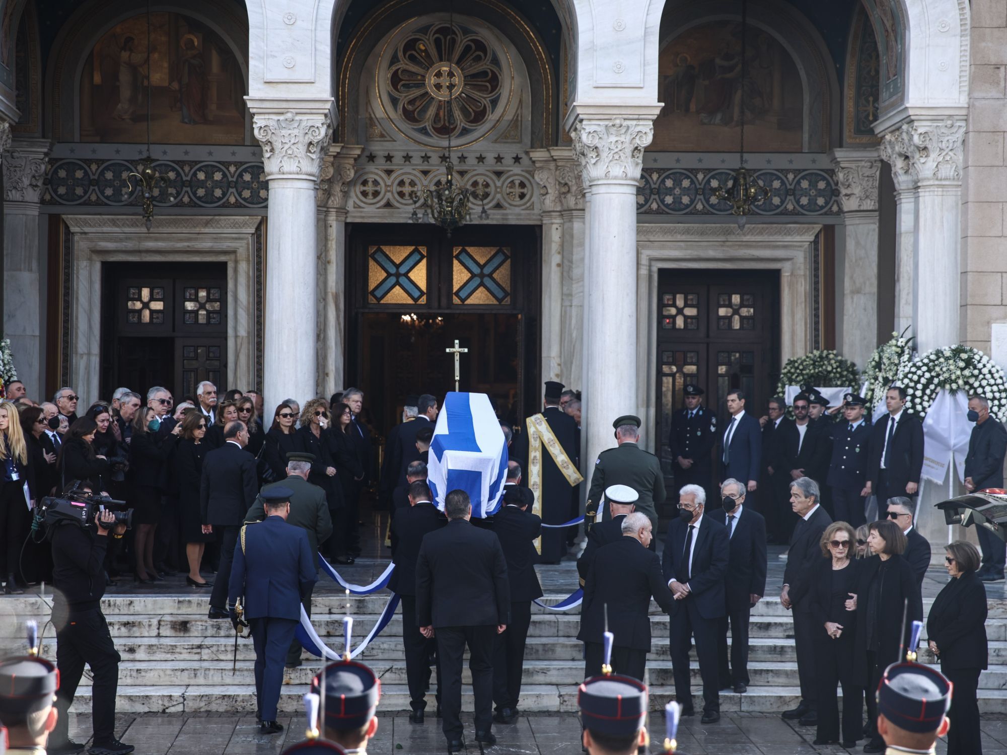 Καλυμμένο με την ελληνική σημαία το φέρετρο του Κώστα Σημίτη