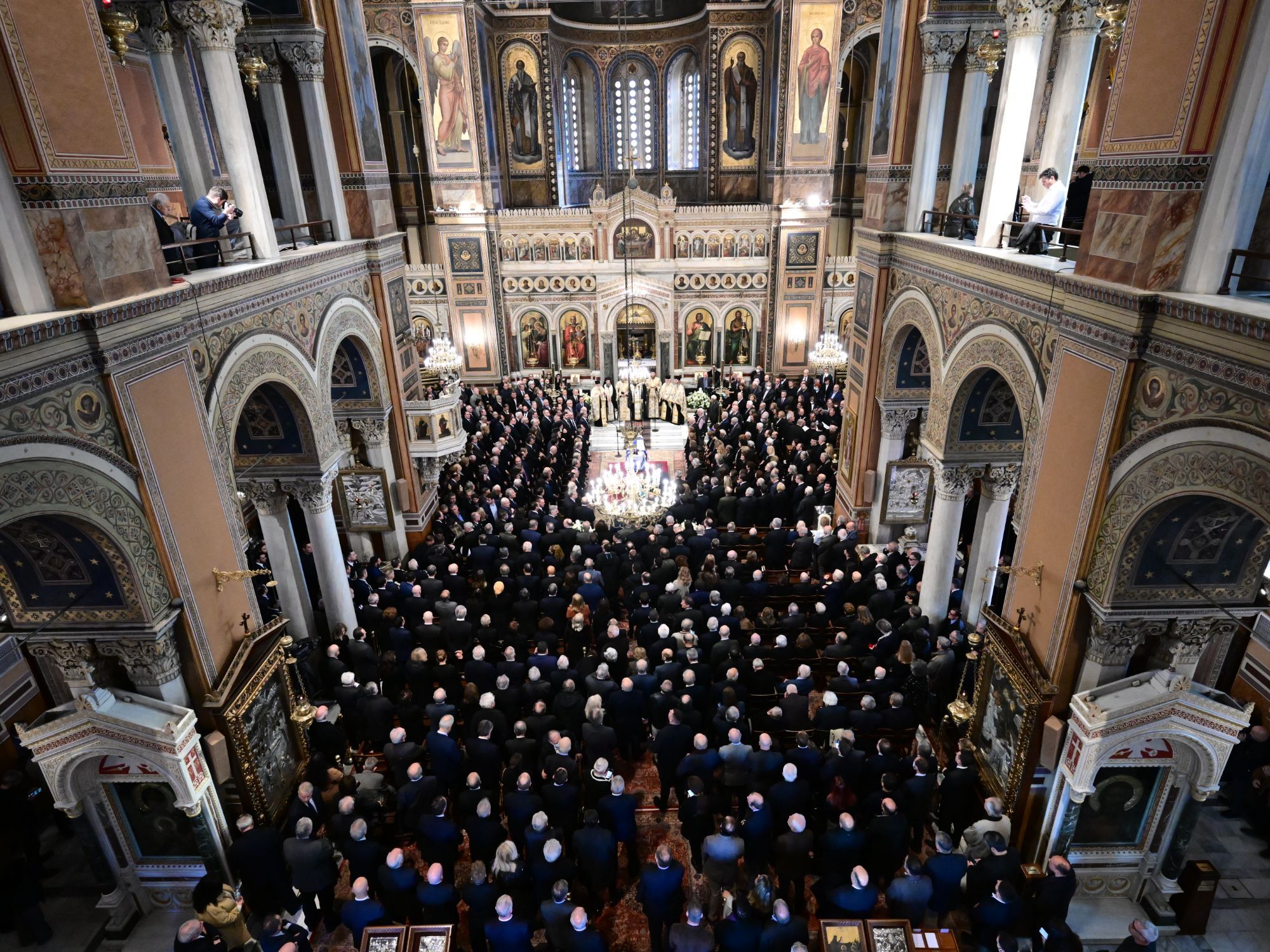 Στιγμιότυπο από το εσωτερικό της Μητρόπολης Αθηνών όπου τελέστηκε η νεκρώσιμη ακολουθία