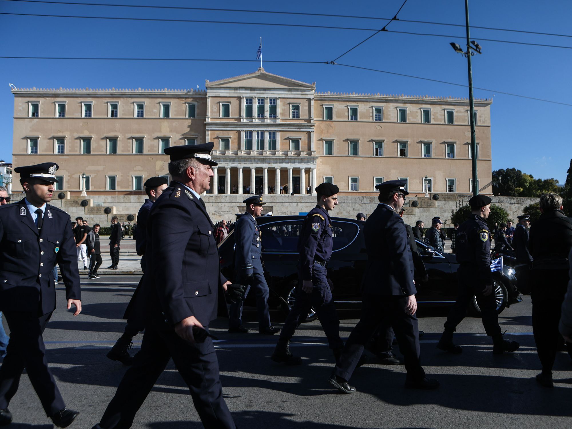 Η πομπή πέρασε έξω από τη Βουλή, το δεύτερο σπίτι του Κώστα Σημίτη