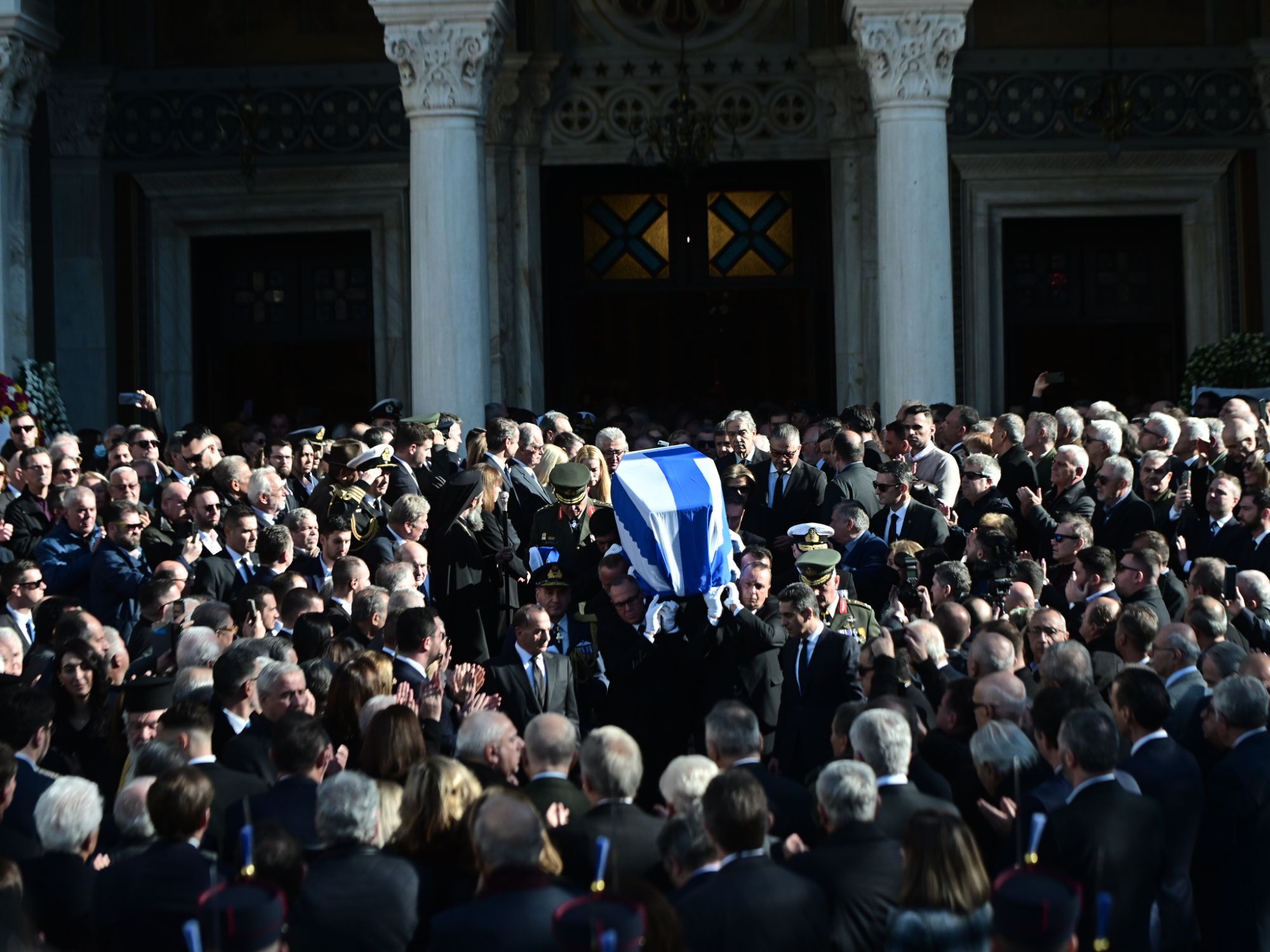 Η σορός του Κώστα Σημίτη βγαίνει από τη Μητρόπολη Αθηνών