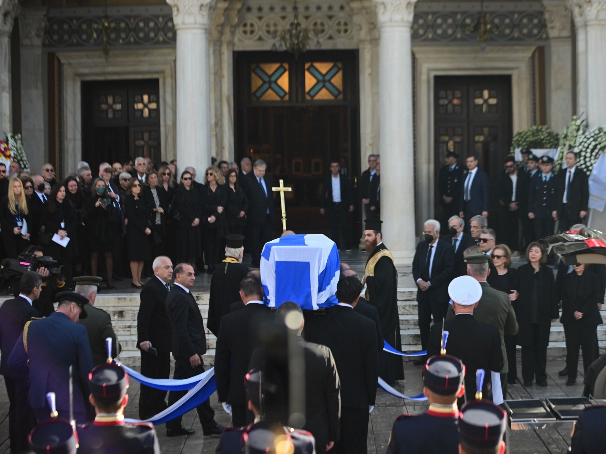 Η σορός του Κώστα Σημίτη έφτασε στη Μητρόπολη Αθηνών