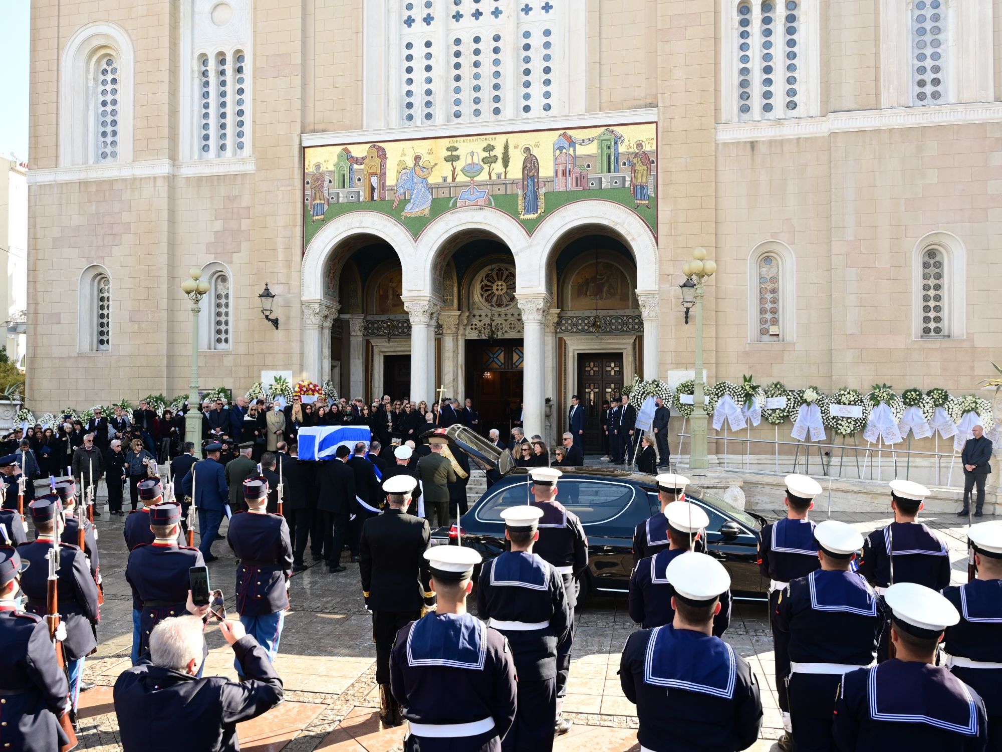 Η σορός του Κώστα Σημίτη έφτασε στη Μητρόπολη Αθηνών