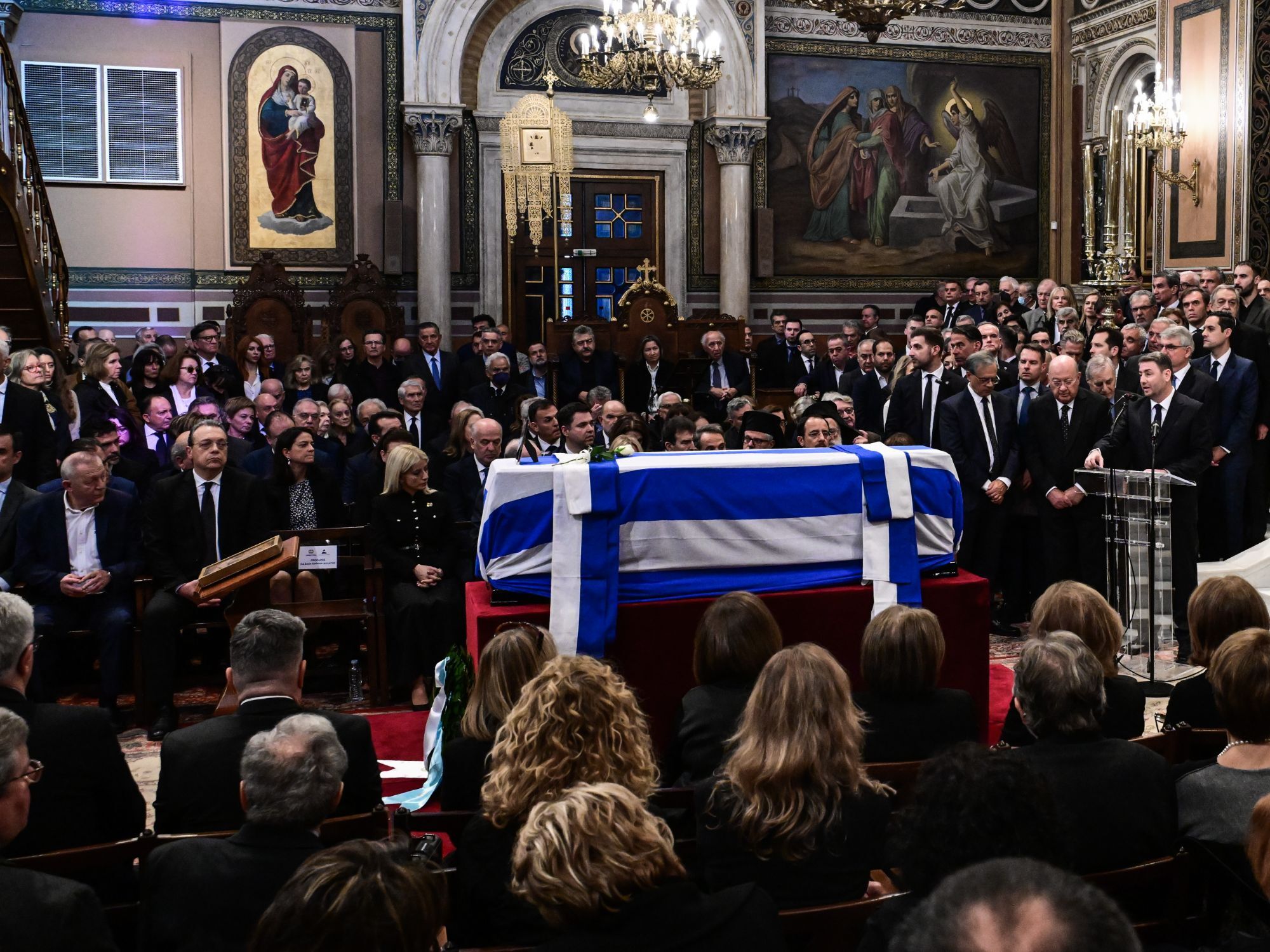 Στιγμιότυπο από το εσωτερικό της Μητρόπολης Αθηνών 