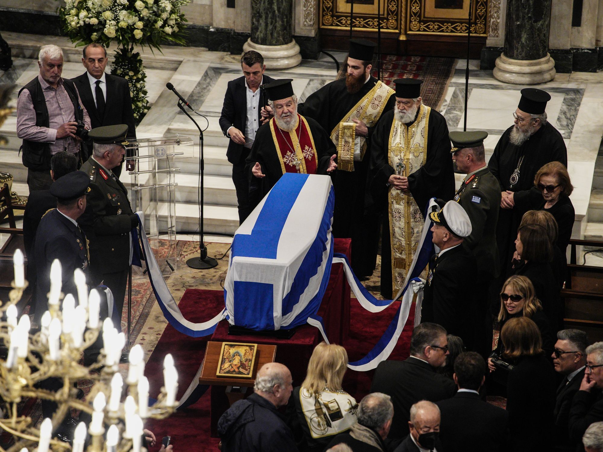 Στιγμιότυπο από το εσωτερικό της Μητρόπολης Αθηνών 