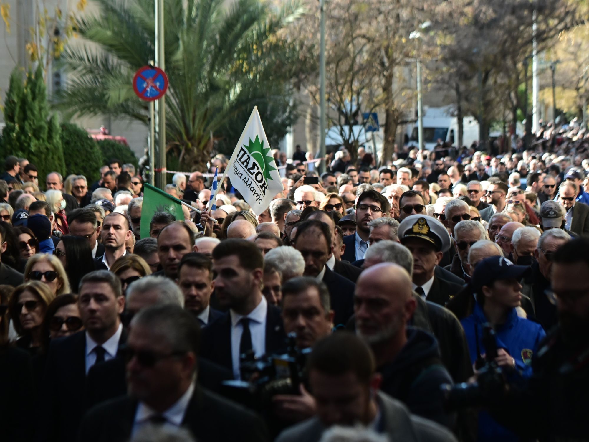 Πλήθος κόσμου στο τελευταίο αντίο του Κώστα Σημίτη