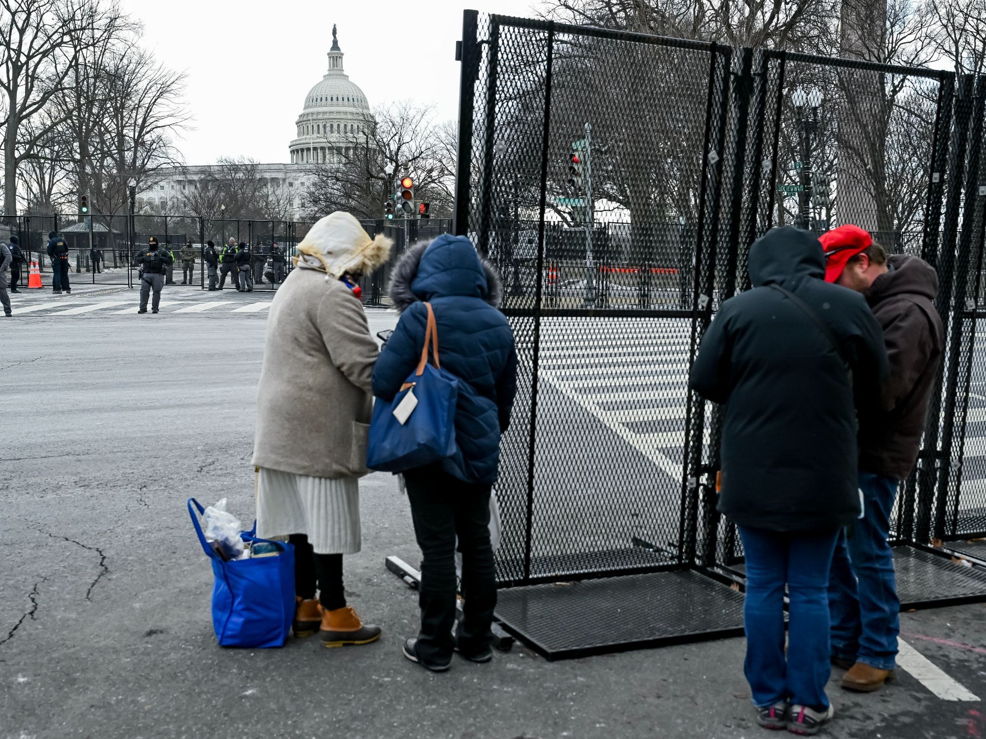 Έξω από το Καπιτώλιο συγκεντρωμένο πλήθος