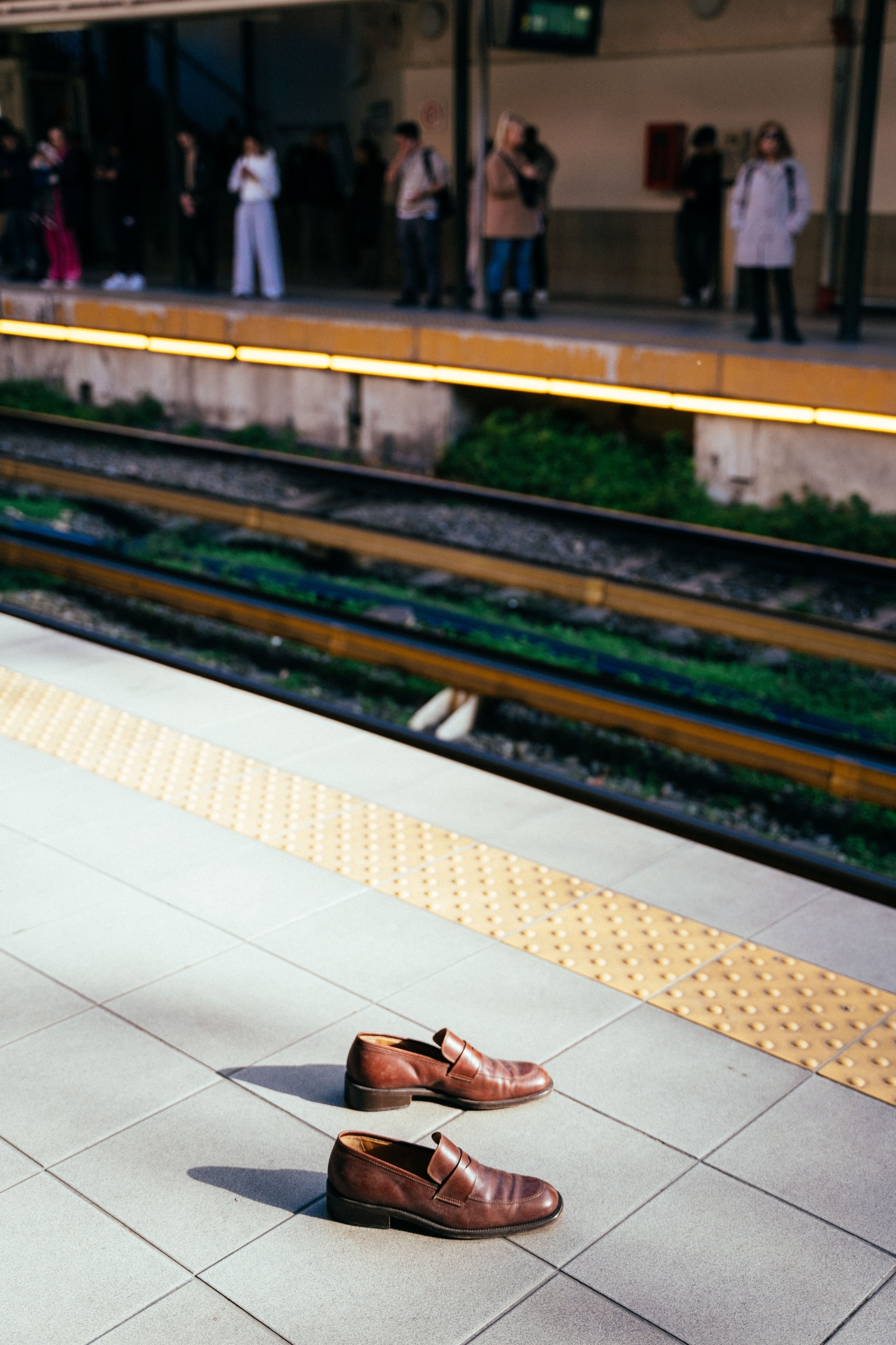 Γιώργος Ζώης: Ο σκηνοθέτης του «Αρκάντια» παρουσιάζει και γράφει στην ATHENS VOICE για το φωτογραφικό project με τα αδέσποτα παπούτσια στην Αθήνα