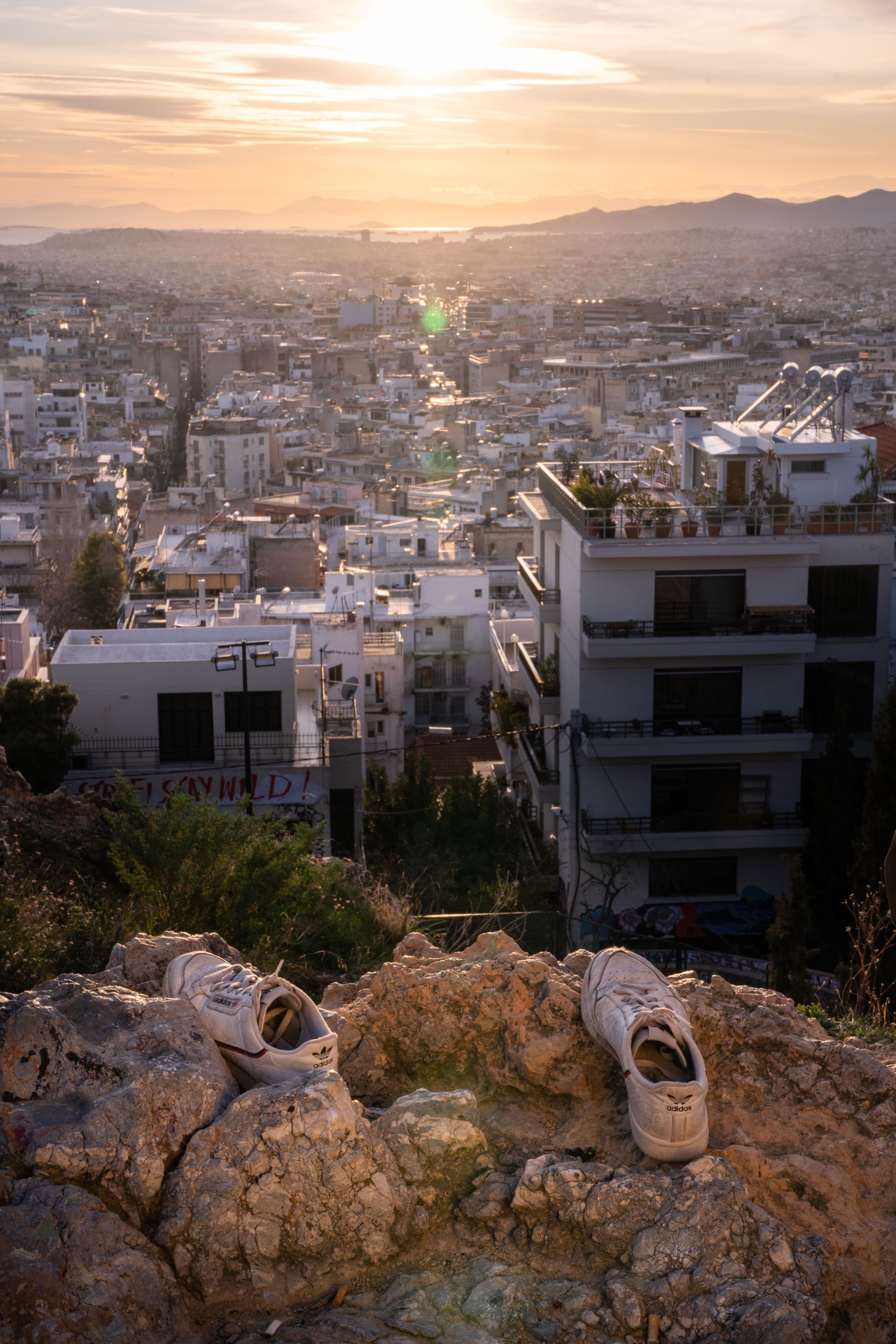 Γιώργος Ζώης: Ο σκηνοθέτης του «Αρκάντια» παρουσιάζει και γράφει στην ATHENS VOICE για το φωτογραφικό project με τα αδέσποτα παπούτσια στην Αθήνα