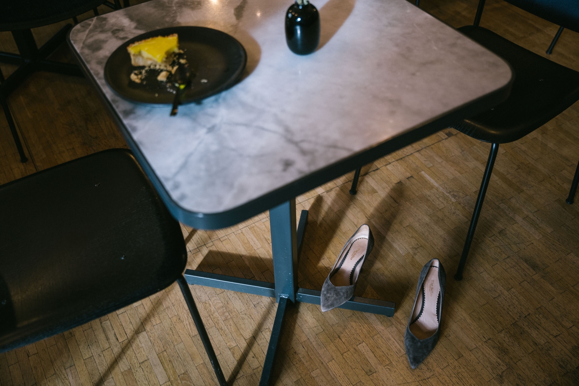 Γιώργος Ζώης: Ο σκηνοθέτης του «Αρκάντια» παρουσιάζει και γράφει στην ATHENS VOICE για το φωτογραφικό project με τα αδέσποτα παπούτσια στην Αθήνα