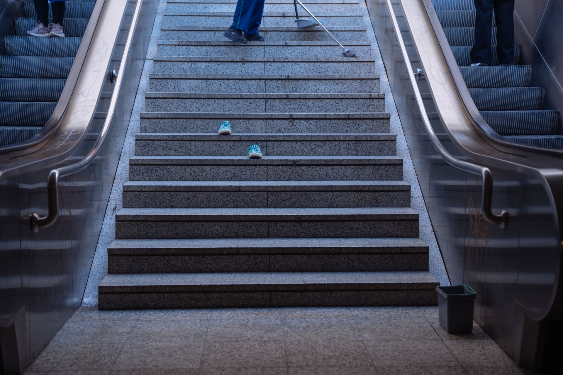 Γιώργος Ζώης: Ο σκηνοθέτης του «Αρκάντια» παρουσιάζει και γράφει στην ATHENS VOICE για το φωτογραφικό project με τα αδέσποτα παπούτσια στην Αθήνα.