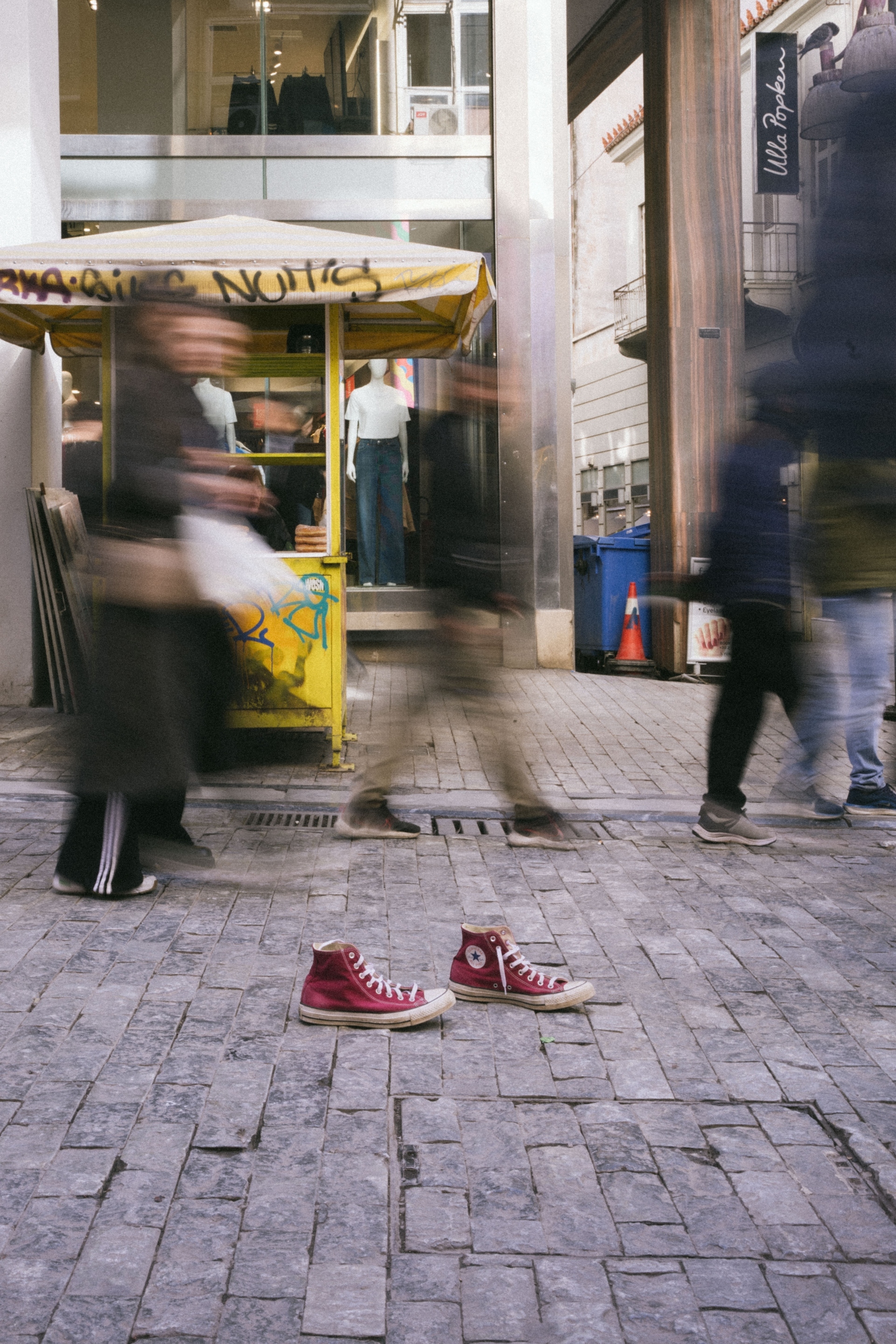 Γιώργος Ζώης: Ο σκηνοθέτης του «Αρκάντια» παρουσιάζει και γράφει στην ATHENS VOICE για το φωτογραφικό project με τα αδέσποτα παπούτσια στην Αθήνα