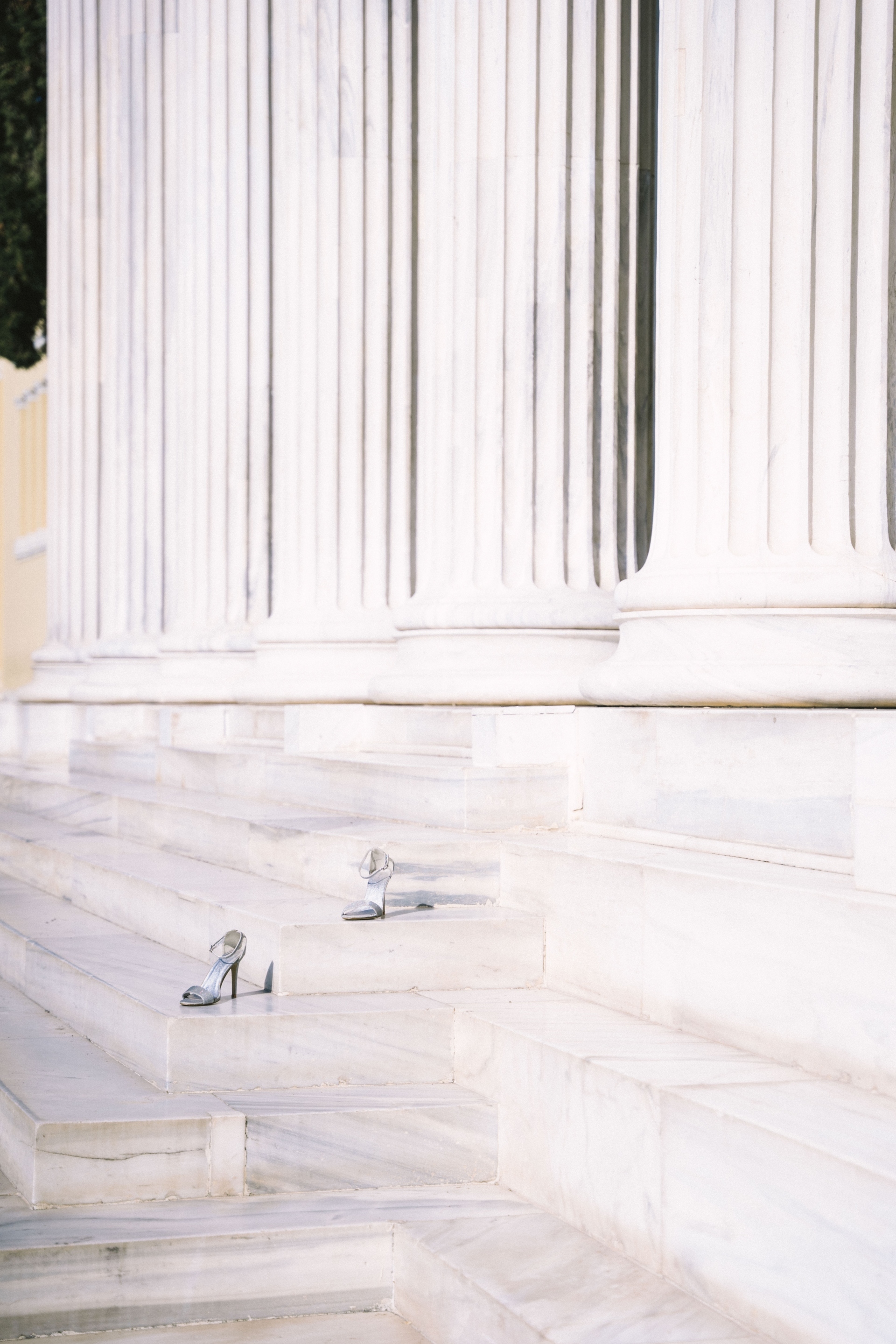 Γιώργος Ζώης: Ο σκηνοθέτης του «Αρκάντια» παρουσιάζει και γράφει στην ATHENS VOICE για το φωτογραφικό project με τα αδέσποτα παπούτσια στην Αθήνα