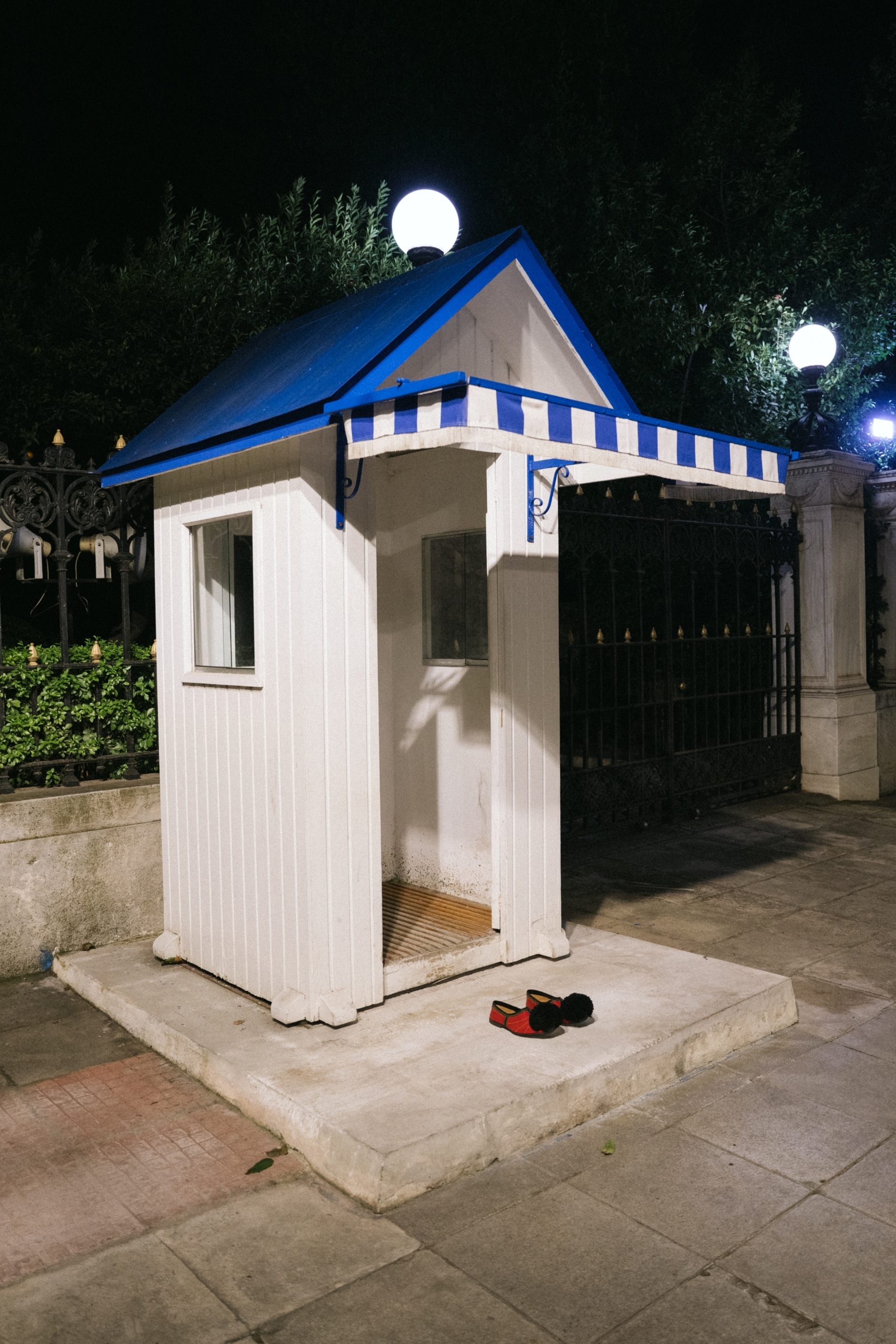 Γιώργος Ζώης: Ο σκηνοθέτης του «Αρκάντια» παρουσιάζει και γράφει στην ATHENS VOICE για το φωτογραφικό project με τα αδέσποτα παπούτσια στην Αθήνα