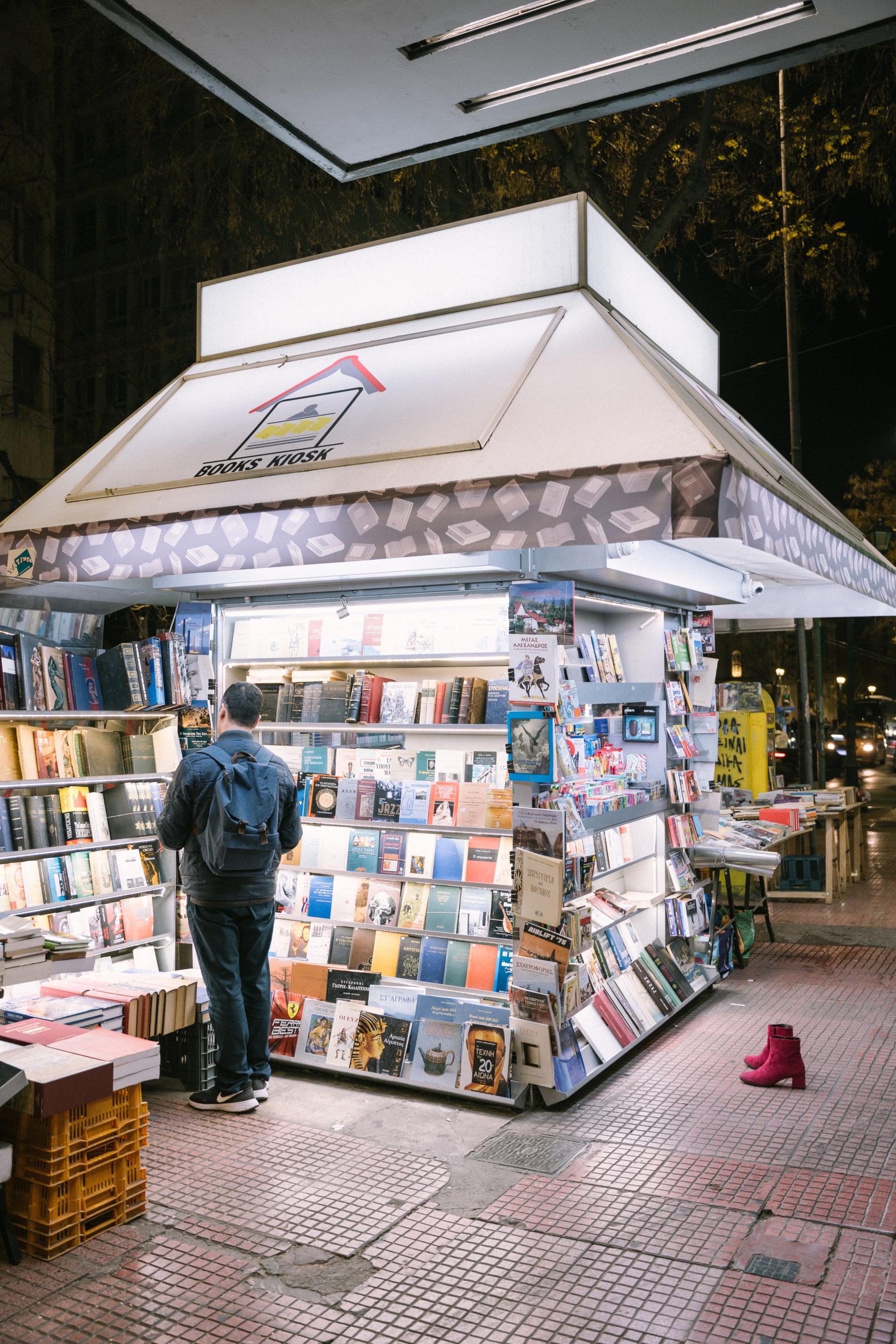 Γιώργος Ζώης: Ο σκηνοθέτης του «Αρκάντια» παρουσιάζει και γράφει στην ATHENS VOICE για το φωτογραφικό project με τα αδέσποτα παπούτσια στην Αθήνα