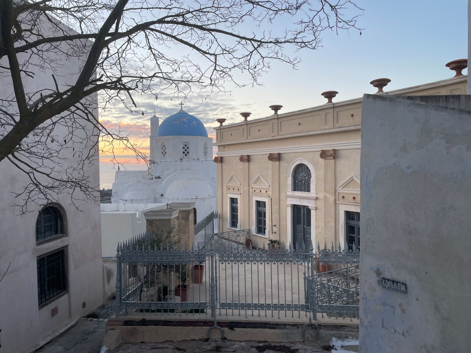 Τα άδεια σοκάκια της Σαντορίνης  