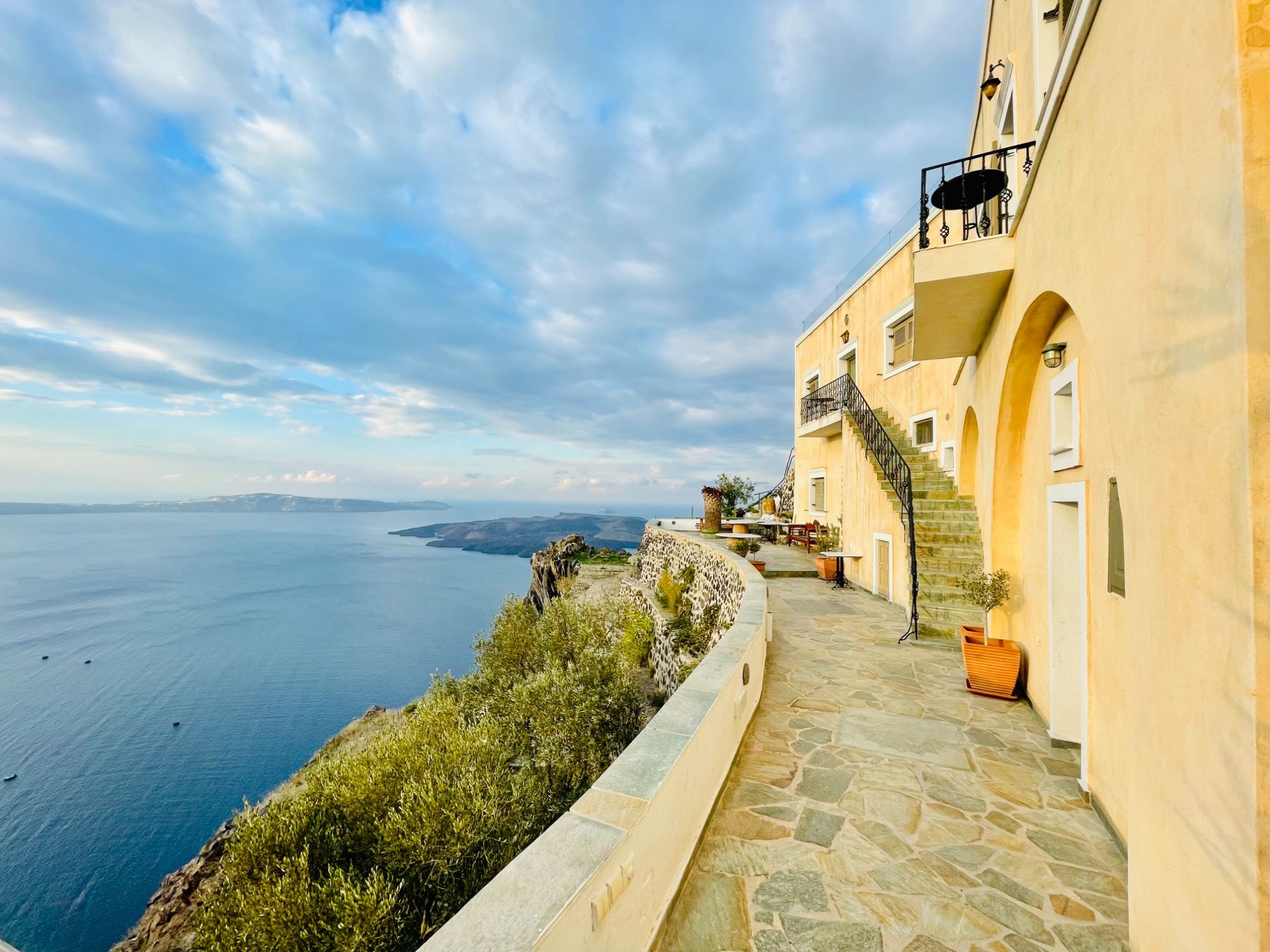 Τα άδεια σοκάκια της Σαντορίνης  