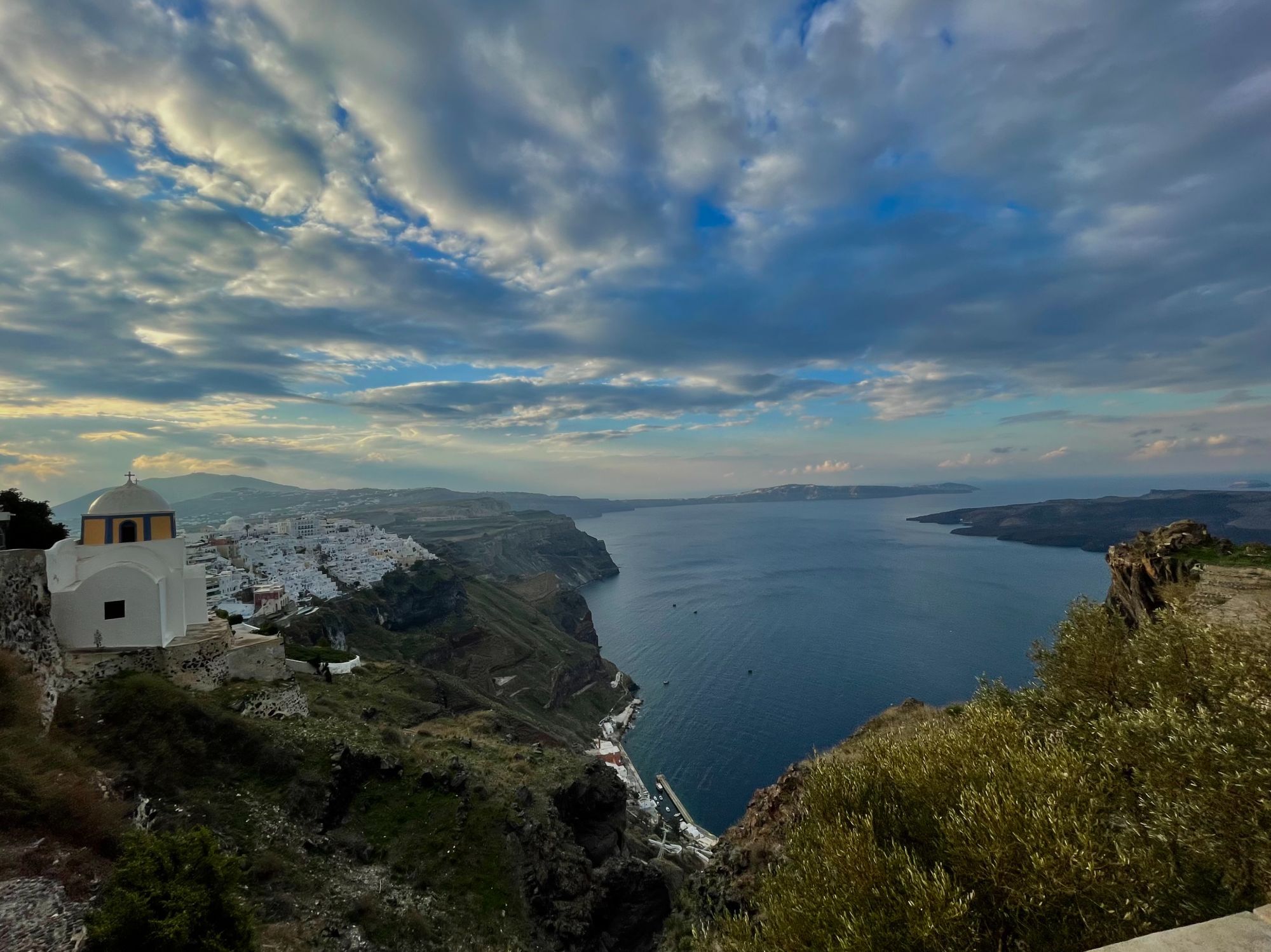 Τα άδεια σοκάκια της Σαντορίνης  
