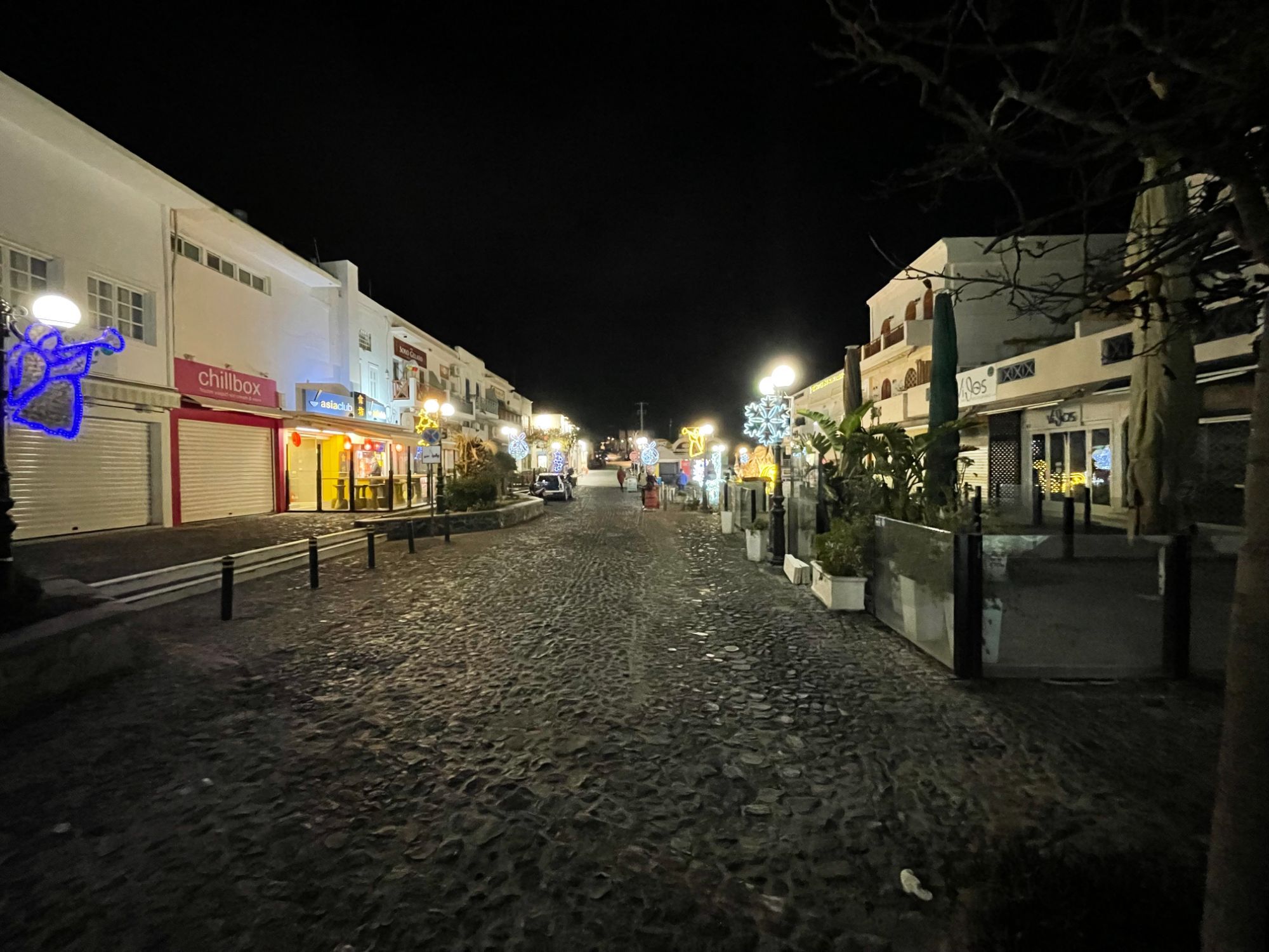 Τα άδεια σοκάκια της Σαντορίνης  