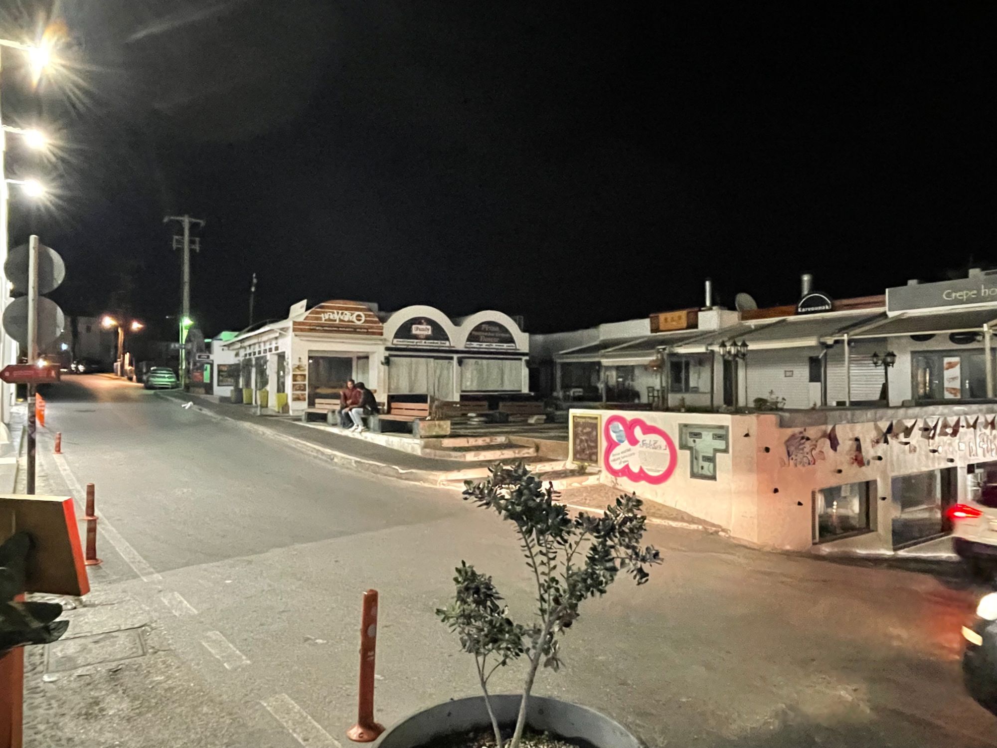 Τα άδεια σοκάκια της Σαντορίνης  