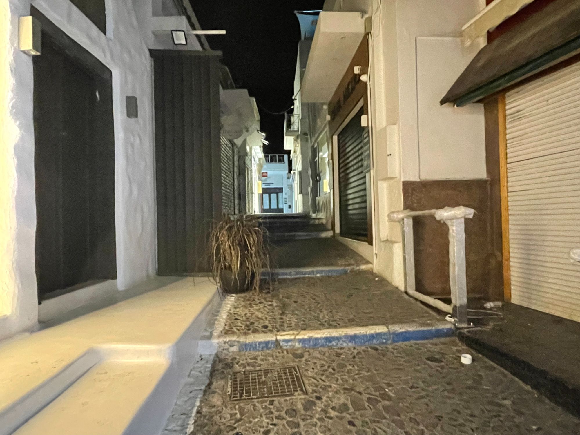 Τα άδεια σοκάκια της Σαντορίνης  