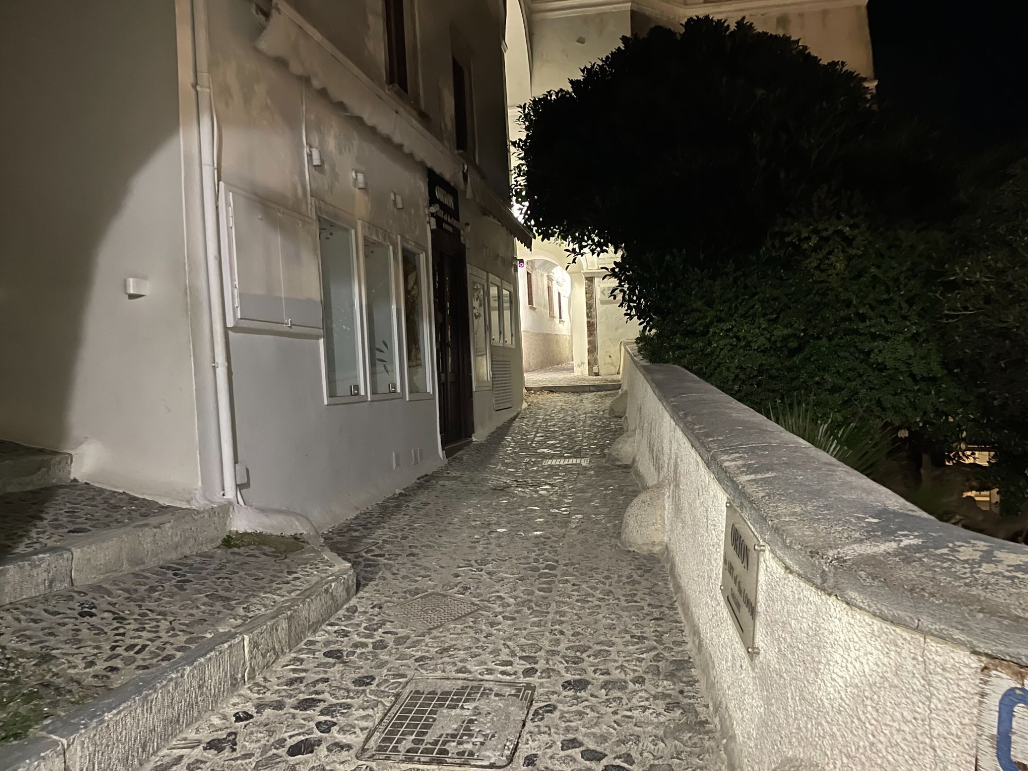 Τα άδεια σοκάκια της Σαντορίνης  