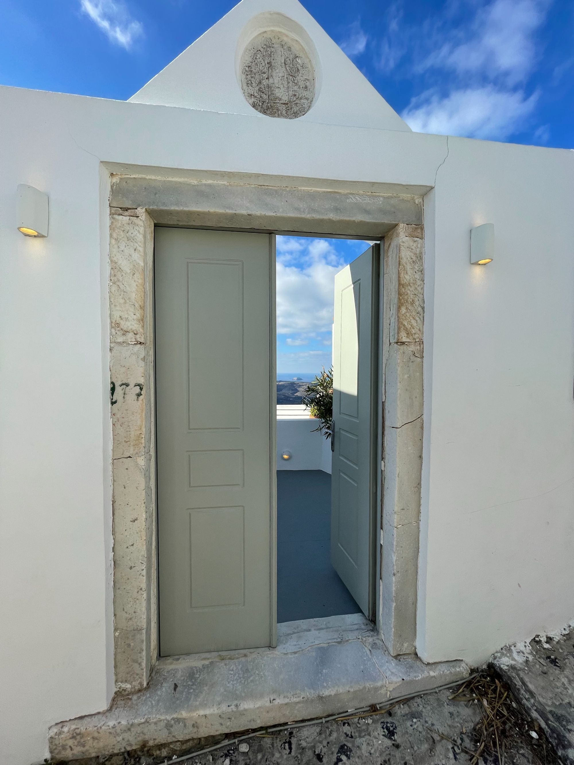 Τα άδεια σοκάκια της Σαντορίνης  