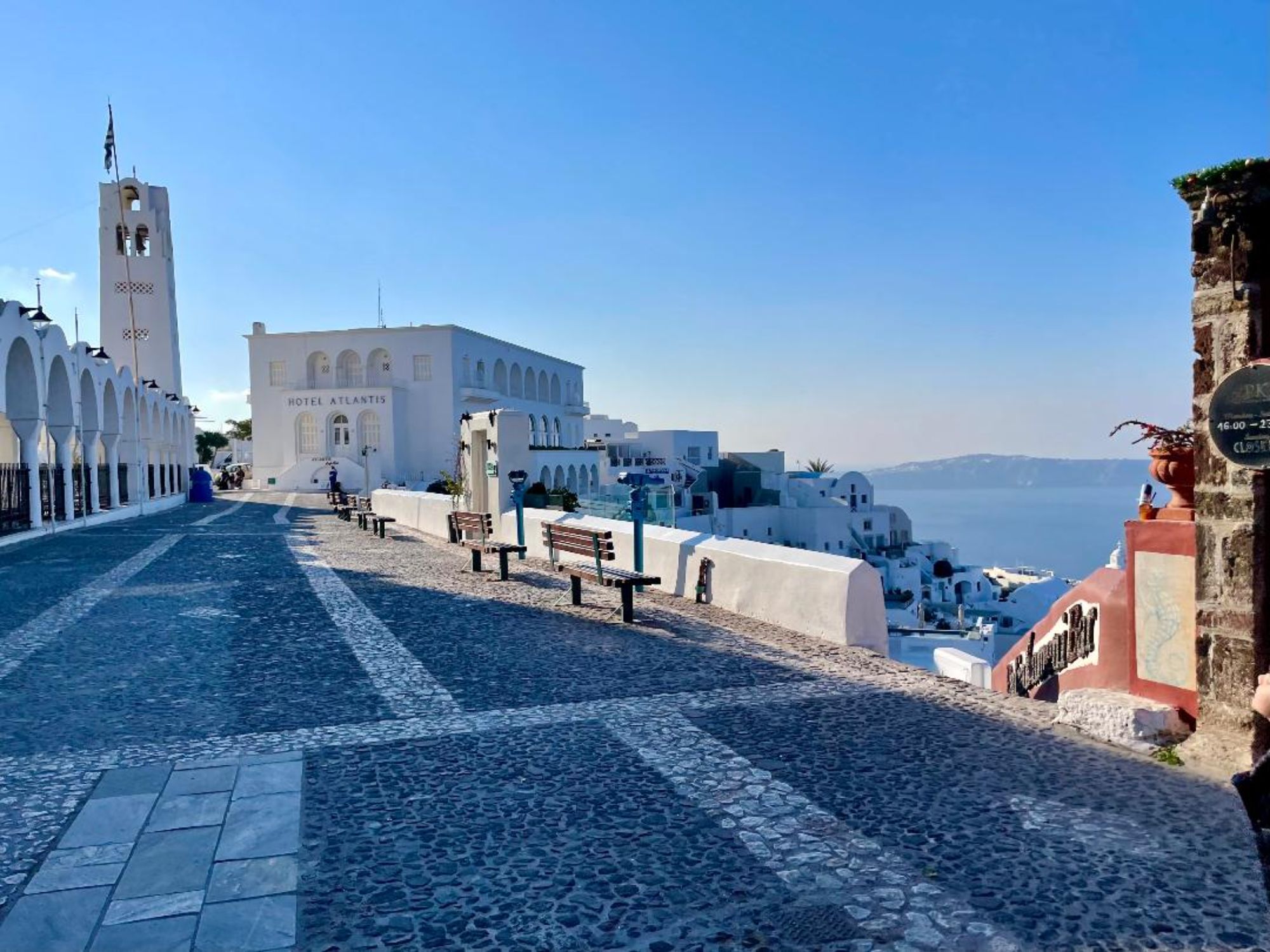 Τα άδεια σοκάκια της Σαντορίνης  