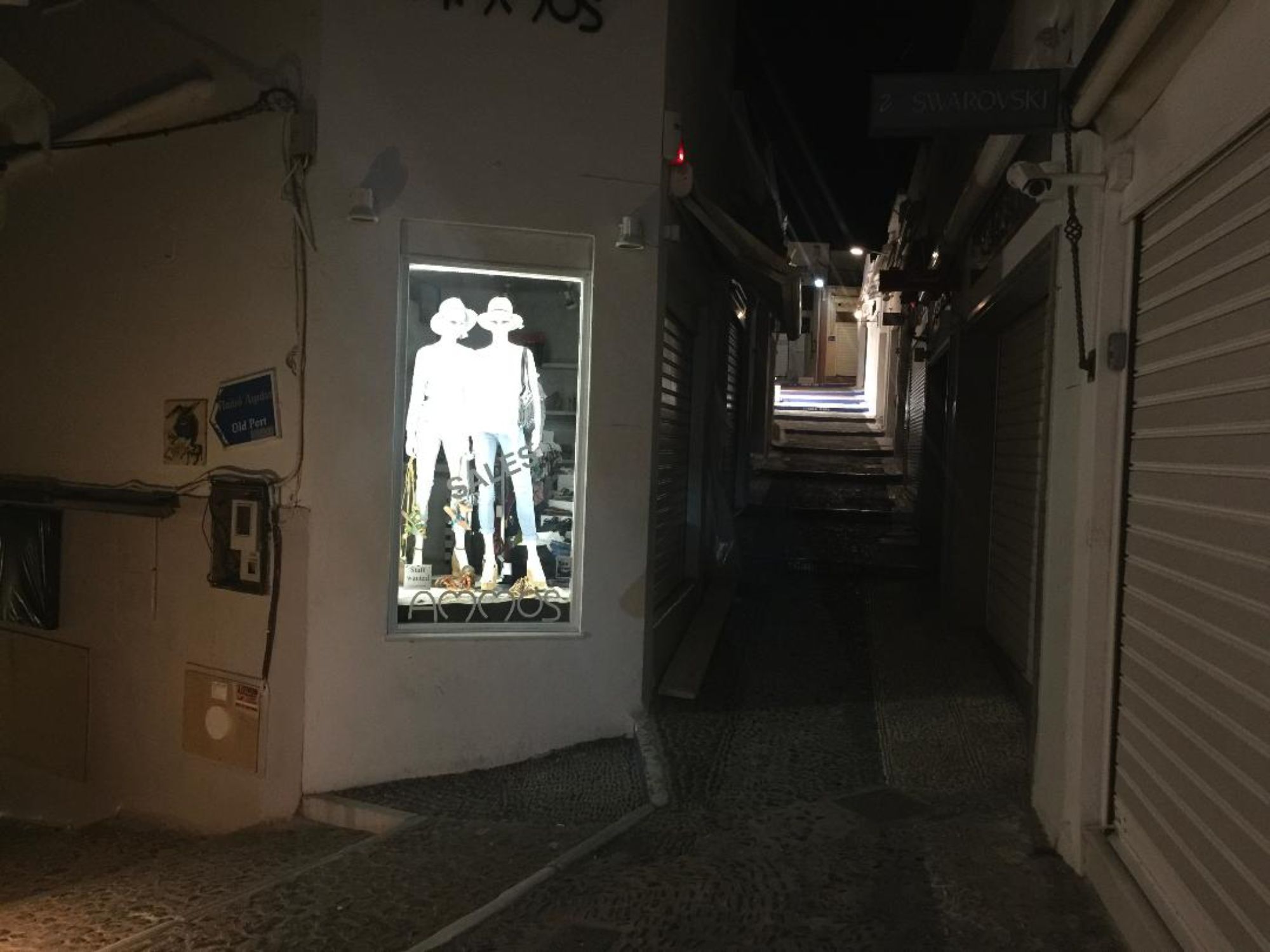 Τα άδεια σοκάκια της Σαντορίνης  