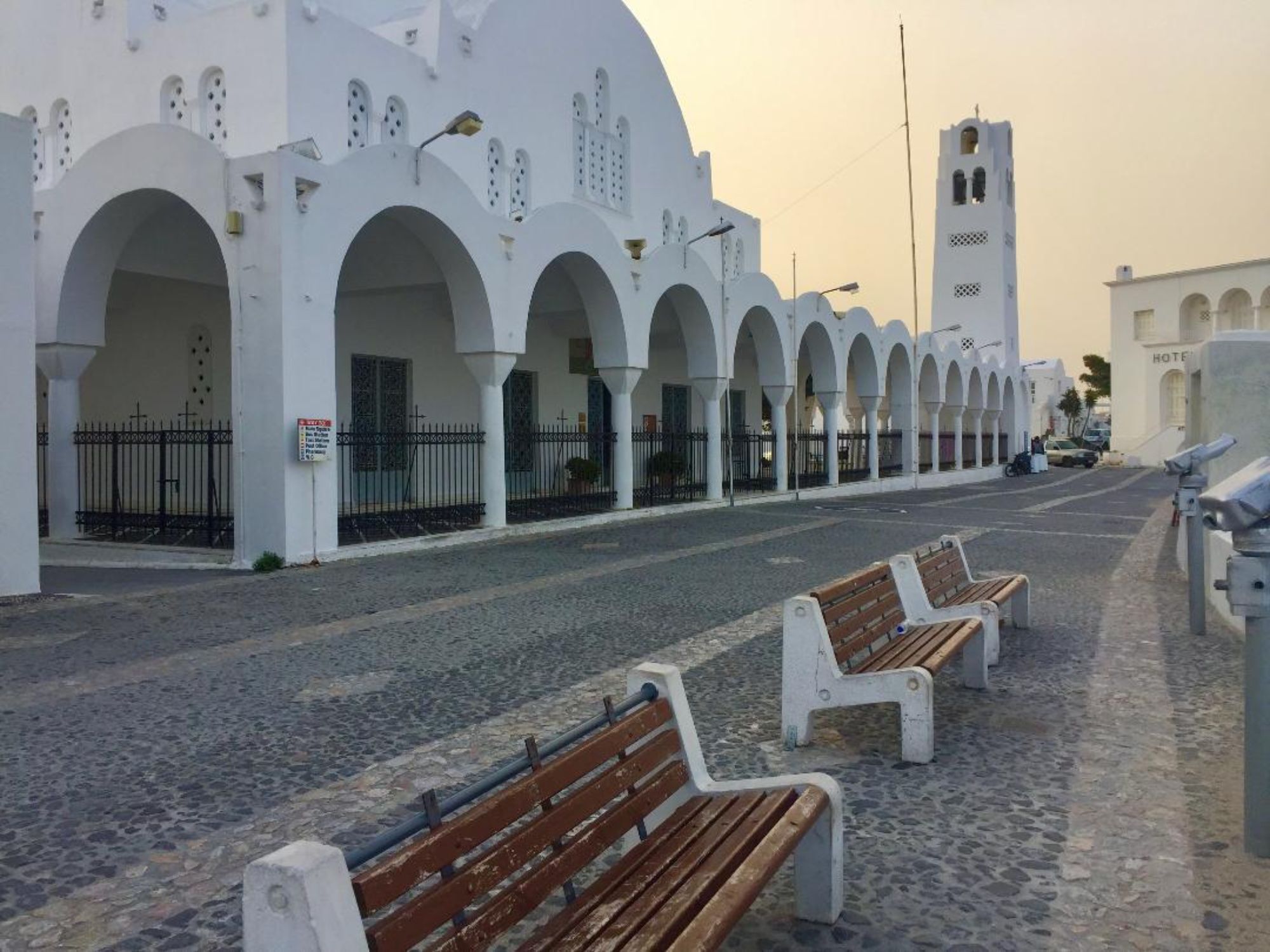 Τα άδεια σοκάκια της Σαντορίνης  