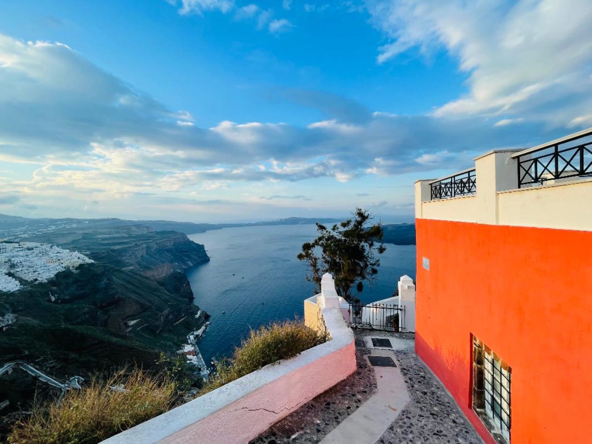 Τα άδεια σοκάκια της Σαντορίνης  