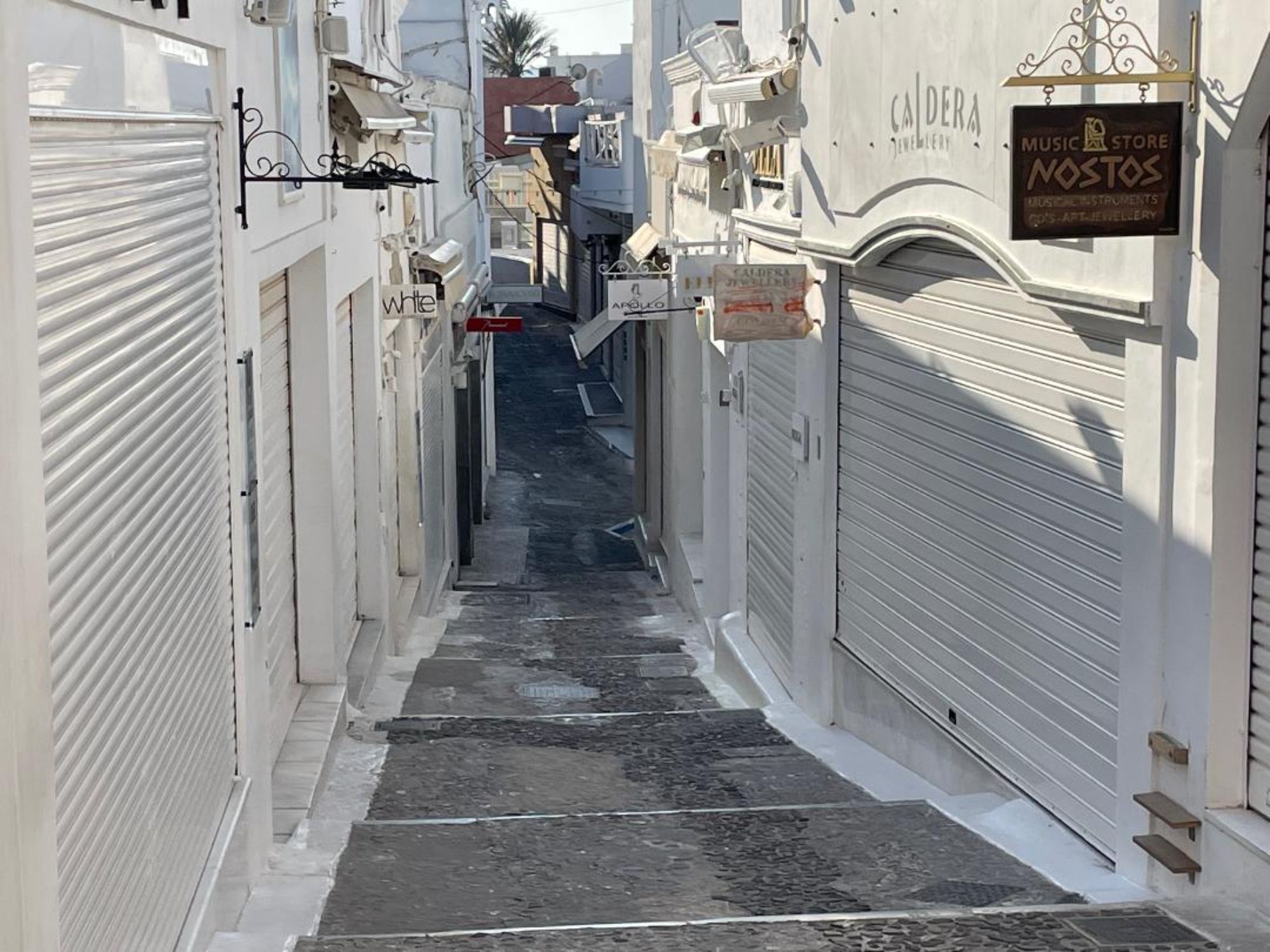 Τα άδεια σοκάκια της Σαντορίνης  