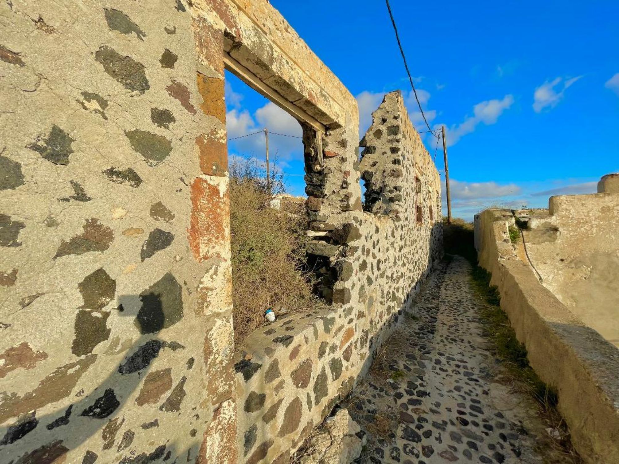 Τα άδεια σοκάκια της Σαντορίνης  