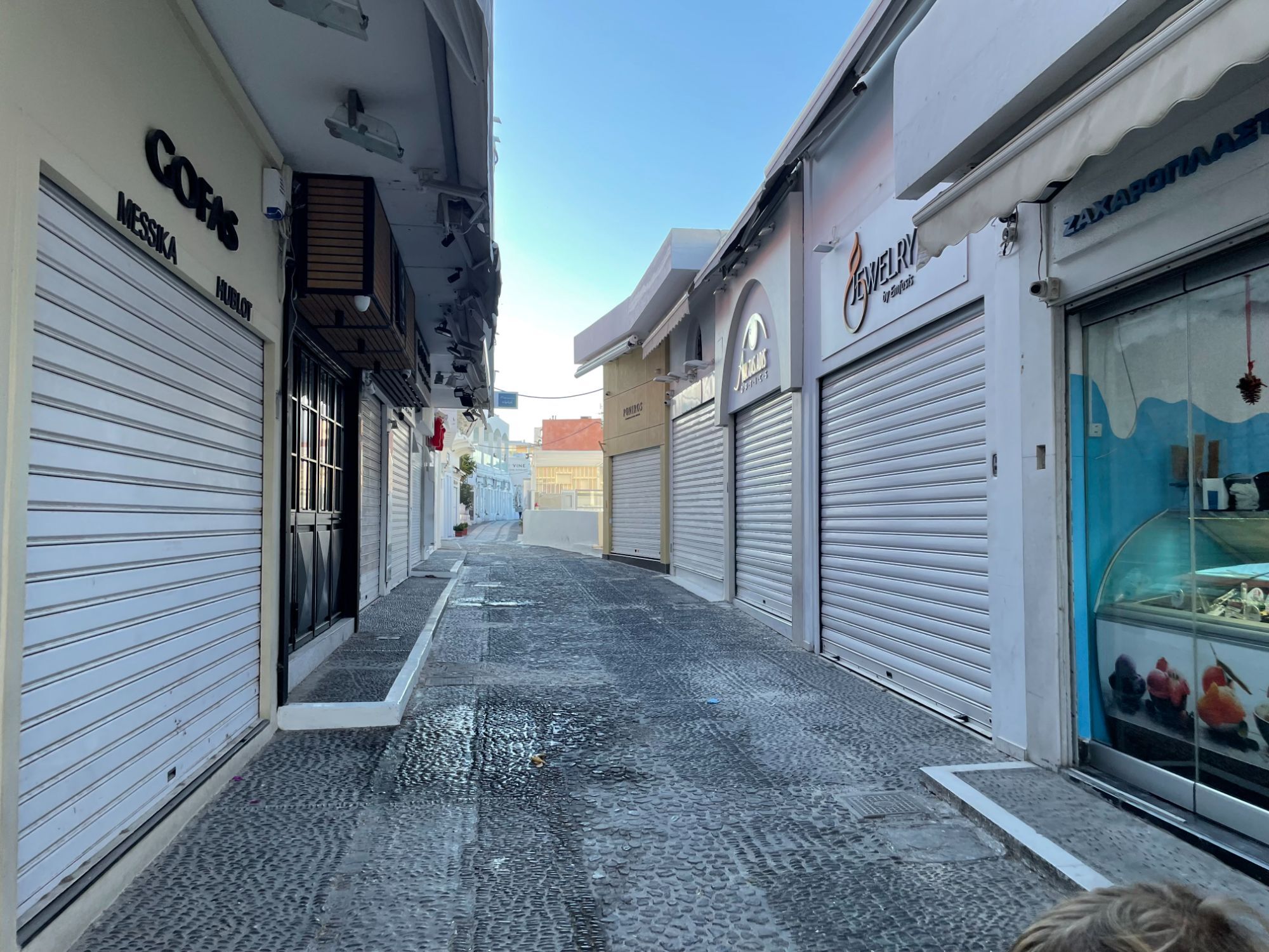 Τα άδεια σοκάκια της Σαντορίνης  