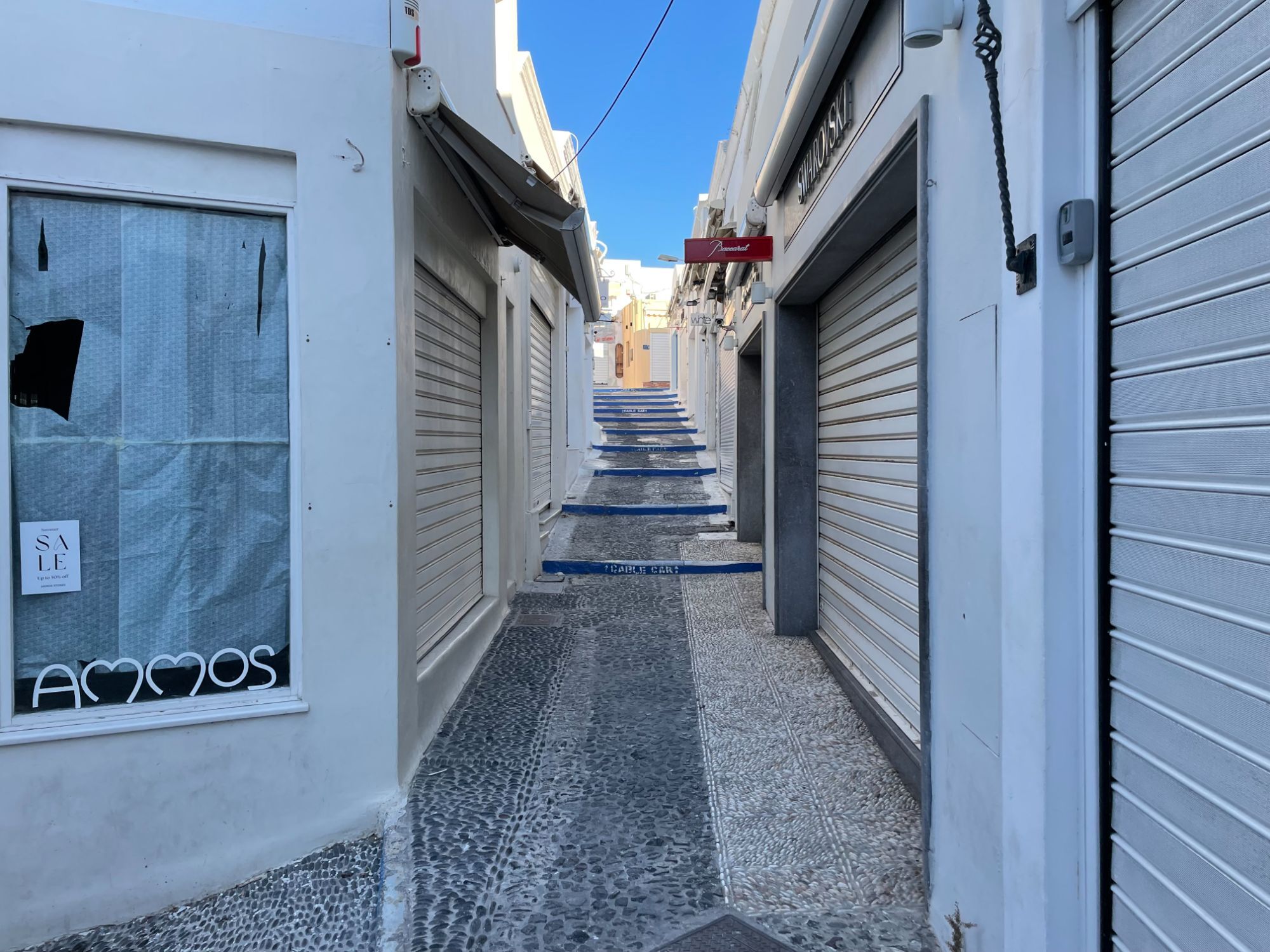 Τα άδεια σοκάκια της Σαντορίνης  