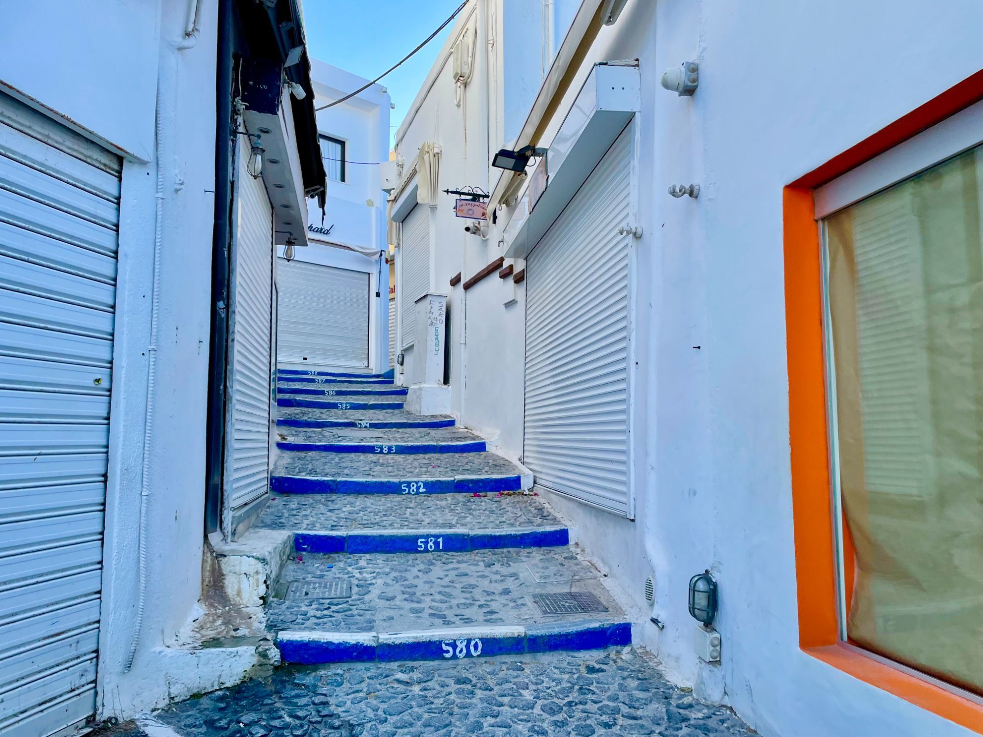 Τα άδεια σοκάκια της Σαντορίνης  