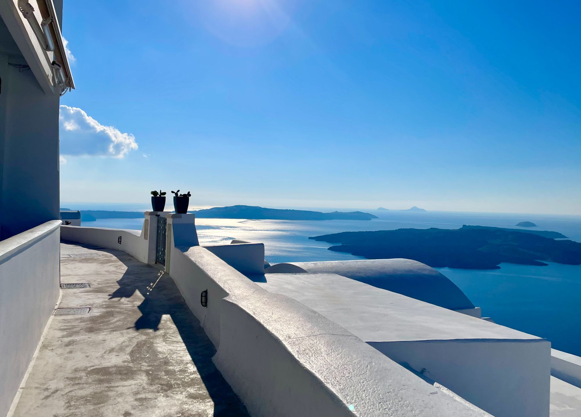 Τα άδεια σοκάκια της Σαντορίνης  