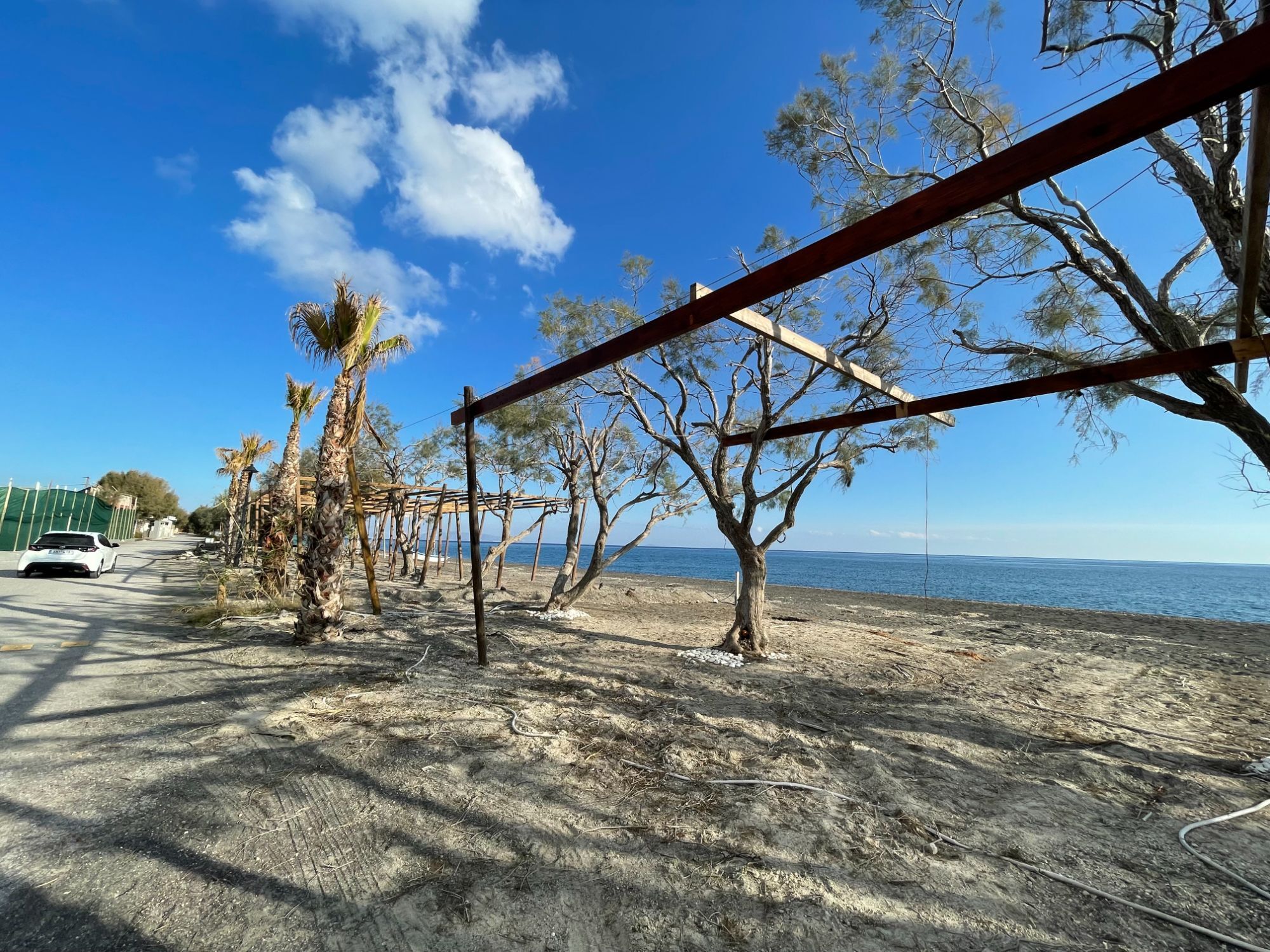 Τα άδεια σοκάκια της Σαντορίνης  