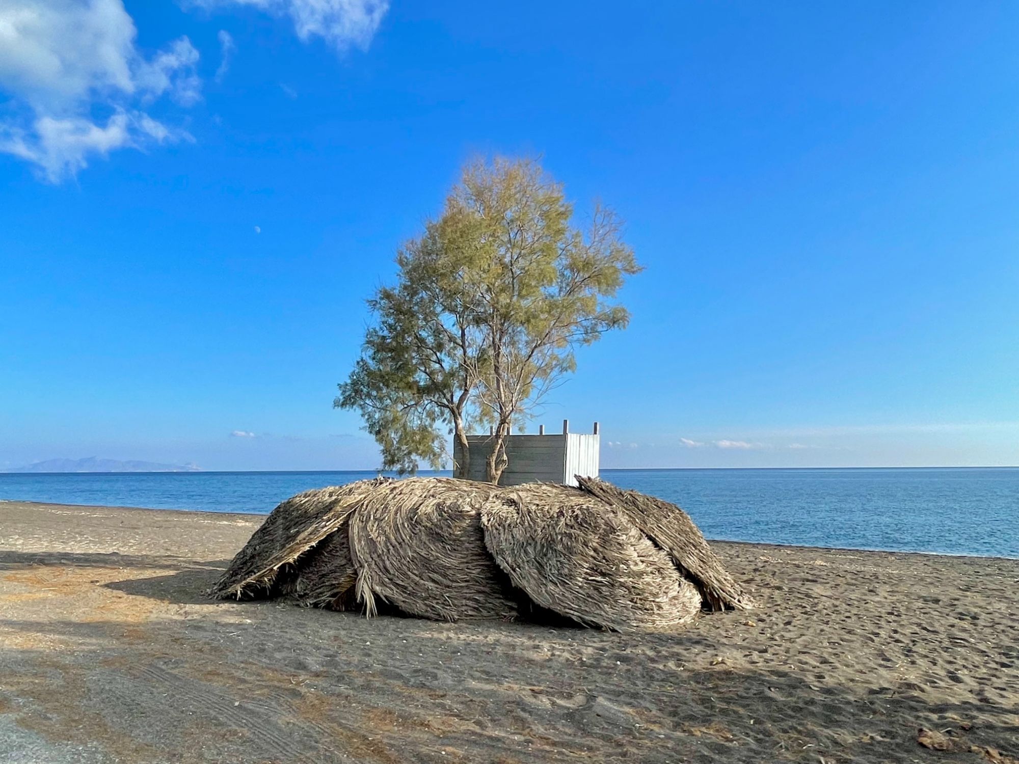 Τα άδεια σοκάκια της Σαντορίνης  