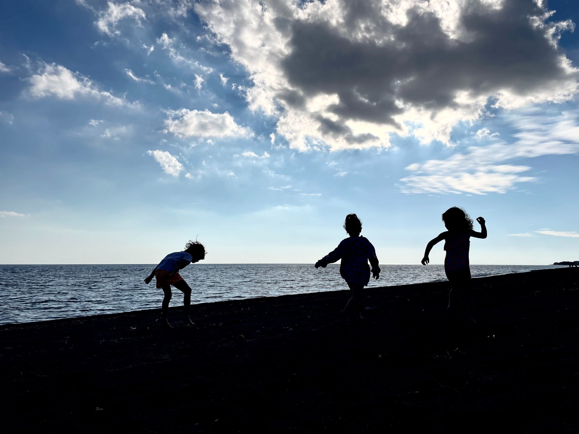 Τα άδεια σοκάκια της Σαντορίνης  