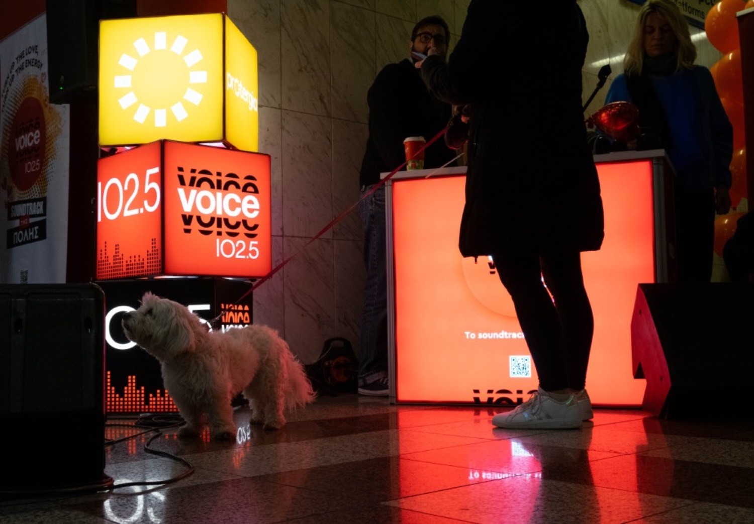 O Voice 102.5 γιόρτασε το ραδιόφωνο και τον έρωτα στο μετρό Συντάγματος 
