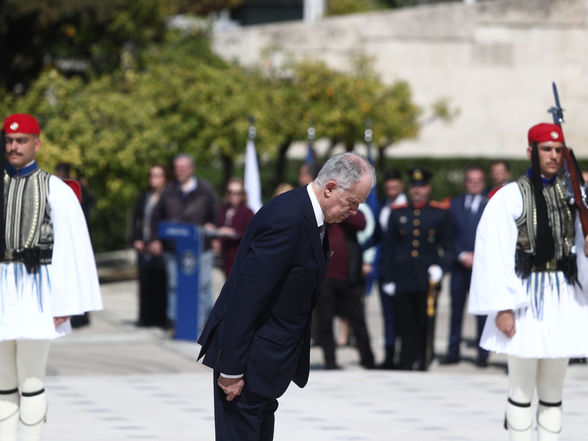 Ο Κωνσταντίνος Τασούλας κατέθεσε στεφάνι στο μνημείο του Άγνωστου Στρατιώτη