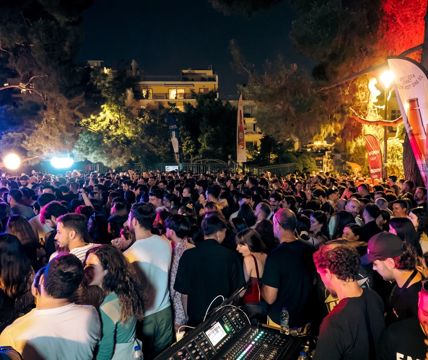 Ένας χρόνος με το μπαλκόνι του Papazó, από τον Voice102.5