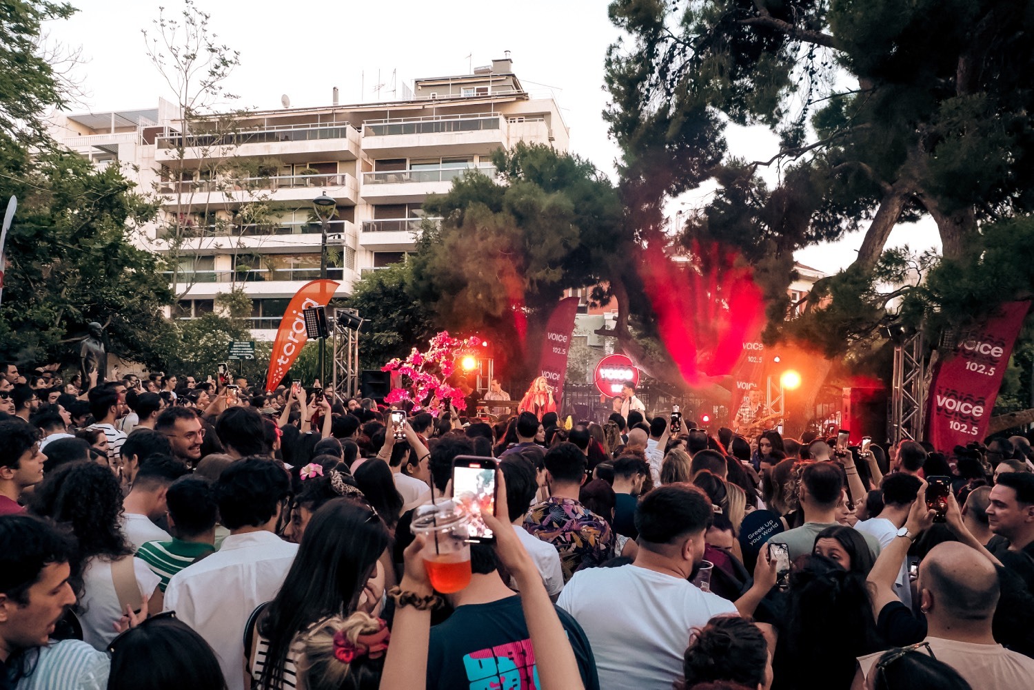 Ένας χρόνος με το μπαλκόνι του Papazó, από τον Voice102.5 