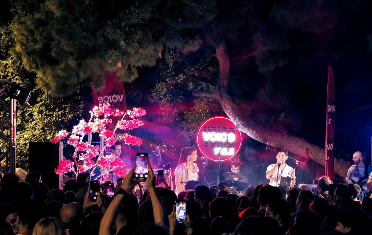 Η Άρτεμις Κυριακοπούλου με τον Papazó στην Πλατεία Δεξαμενής