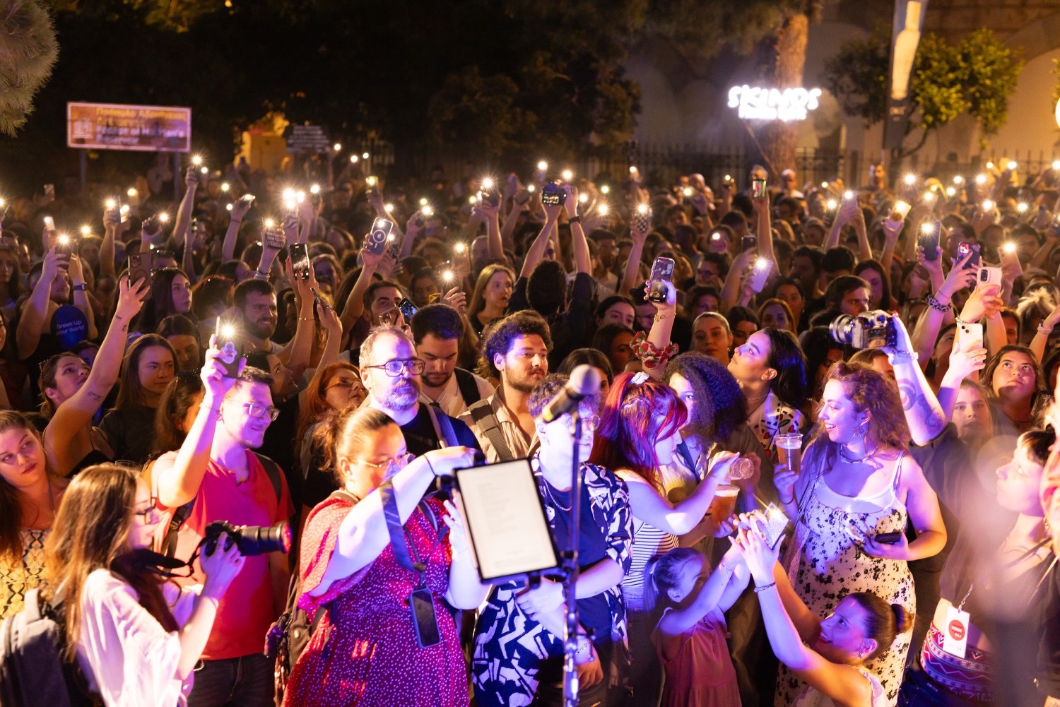 Ένας χρόνος με το μπαλκόνι του Papazó, από τον Voice102.5