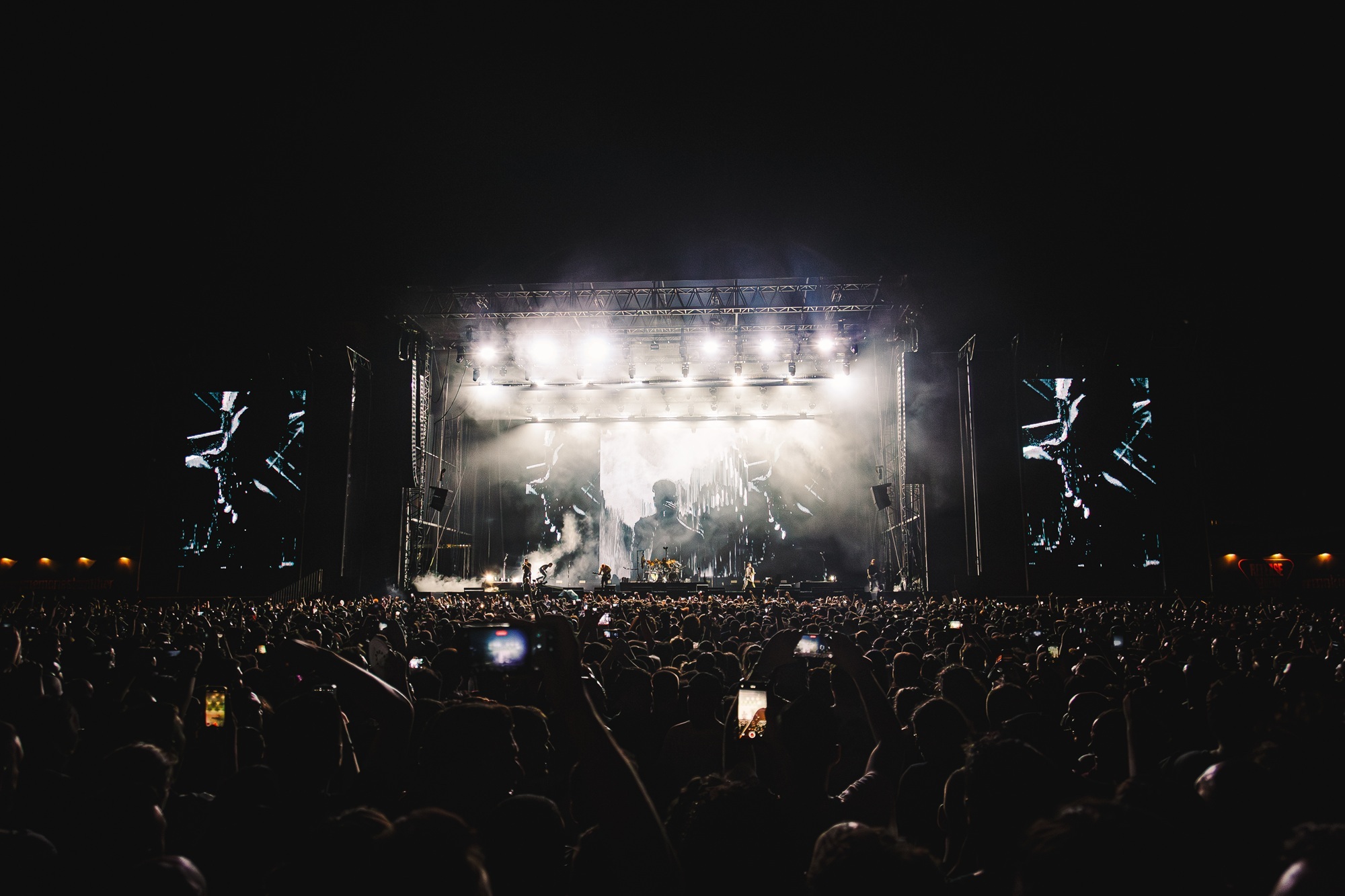 Release Athens 2025: Ανταπόκριση - φωτορεπορτάζ από τις εμφανίσεις των Avenged Sevenfold και Palaye Royale στην Πλατεία Νερού.