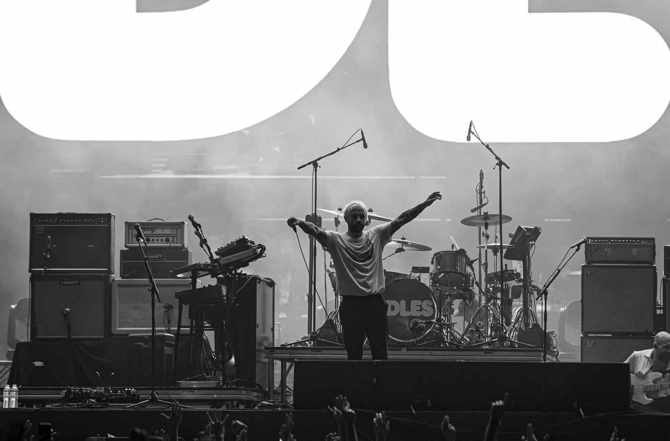 Release Athens 2025: Ανταπόκριση - φωτορεπορτάζ από τις εμφανίσεις των Idles, Glass Beams & Sprints στην Πλατεία Νερού.